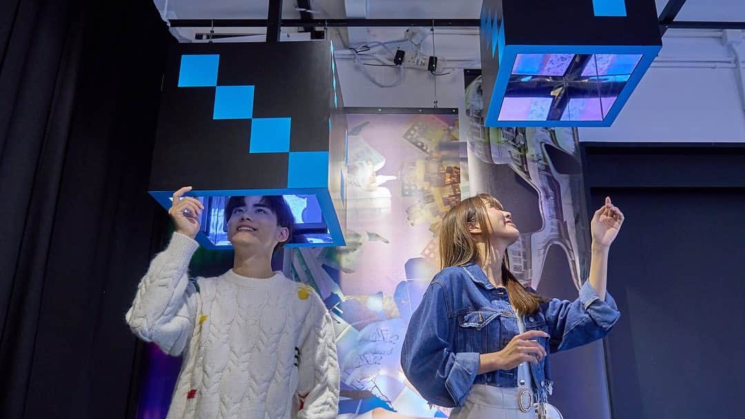 Discover Hong Kongのインスタグラム：「How are you going to spend your Easter holiday?💭 A brunch is a must; after that, how about going to a fun exhibition and workshop? The “Hong Kong Neighbourhoods” Digital Art Exhibition🎨 features digital installations centred around the communities of West Kowloon, Sham Shui Po, and Central, taking you on a journey through the rich culture and everyday stories of these lively neighbourhoods.🏙️ You are also welcome to join workshops such as paper lantern making🏮, indigo dyeing🟦, and cyanotype postcard printing📮 to create your own memento. Seats are limited, don't miss out! For more information, please visit: bit.ly/3zyvRz7  復活節假去邊好？💭 食完個brunch不如去行展覽兼玩workshop！「香港·大城小區」沉浸式數碼藝術展覽🎨以西九龍、深水埗同中環等社區為主題，用唔同形式嘅數碼裝置，帶觀眾遊歷大城小區。🏙️ 大家仲可以參加展覽特設嘅紙燈籠工作坊🏮、藍染工作坊🟦同藍曬明信片工作坊📮，感受地道文化，名額有限，唔好錯過喇！詳情可瀏覽： bit.ly/3KbV9b2  “Hong Kong Neighbourhoods” Digital Art Exhibition 「香港·大城小區」數碼藝術展覽 📆: Until 23 April 即日至4月23日 ⏰: Monday to Friday: 12 – 7pm 星期一至五：中午12:00至晚上7:00 Saturday to Sunday and public holidays: 11:30am – 7:30pm 星期六、日及公衆假期：上午11:30至晚上7:30 📍: Room H506-H508, PMQ, 35 Aberdeen Street, Central, Hong Kong Island 香港島中環鴨巴甸街35號元創方H506-H508室  #DiscoverHongKong」