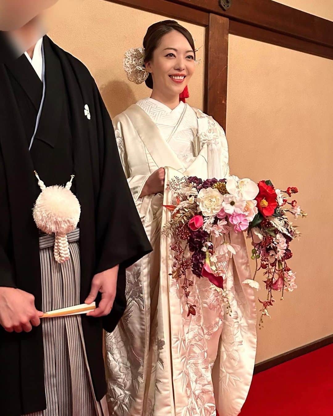 今村仁美さんのインスタグラム写真 - (今村仁美Instagram)「挙式は、縁結びでも有名な #東京大神宮 さんで執り行いました✨  伝統と歴史のある東京大神宮の神前式✨お見せ出来る写真は無いけど、とてもとてもいい思い出になりました☺️  前撮りは韓国にてゴージャスに行ったから、結婚式は日本の伝統を生かした和装で執り行いたいと思ってたので、夢がひとつ叶いました✨ 旦那さま、大好きな家族、また雨の中御来席頂いた方々、プランナーの佐伯さん、には本当に感謝です☺️💕  まだまだ結婚式投稿続きますが、お許しを🥰  #結婚式 #神前式 #神前式挙式  #和装 #日本の美 #結婚式コーデ #結婚式場 #花嫁メモ #花嫁記録 #wedding #weddingdress #dress #weddingday」4月4日 19時18分 - imamura_hi