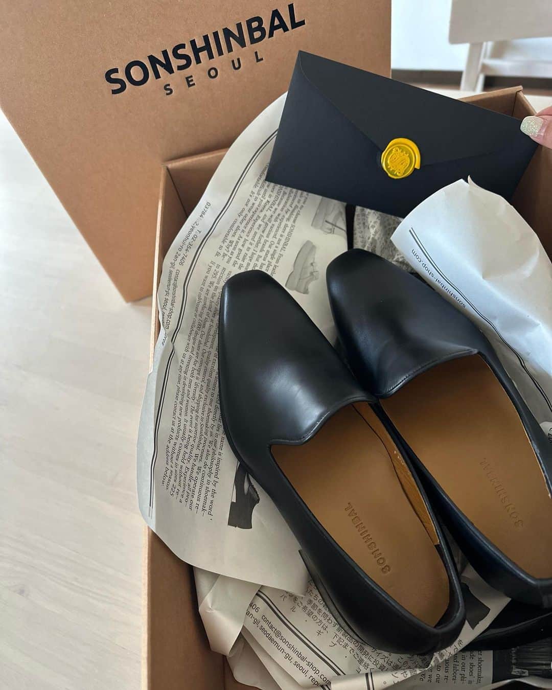 都築青空さんのインスタグラム写真 - (都築青空Instagram)「韓国の革靴ブランド 『SONSHINBAL』の靴届きました👞 @clolineonline @sonshinbal   SONSHINBAL は、2013年創業の韓国語で 「手作り靴」という意味をもつ ジェンダーレス・ハンドメイド・シューズブランド。 全て、オーダー後に自社工場の 職人さんによる製作を行ってるんだって！  サイズは小さめをお勧めされたから ワンサイズ下げたんだけどそれでも大きかった🥲🥲 とっても素敵だから中敷き入れて履けないかなあ💭  #koreabrand #sonshinbal #handmadeshoes #kculture #koreafashion #cloline #clolineonline #LifewithSONSHINBAL」4月4日 19時19分 - aozora723