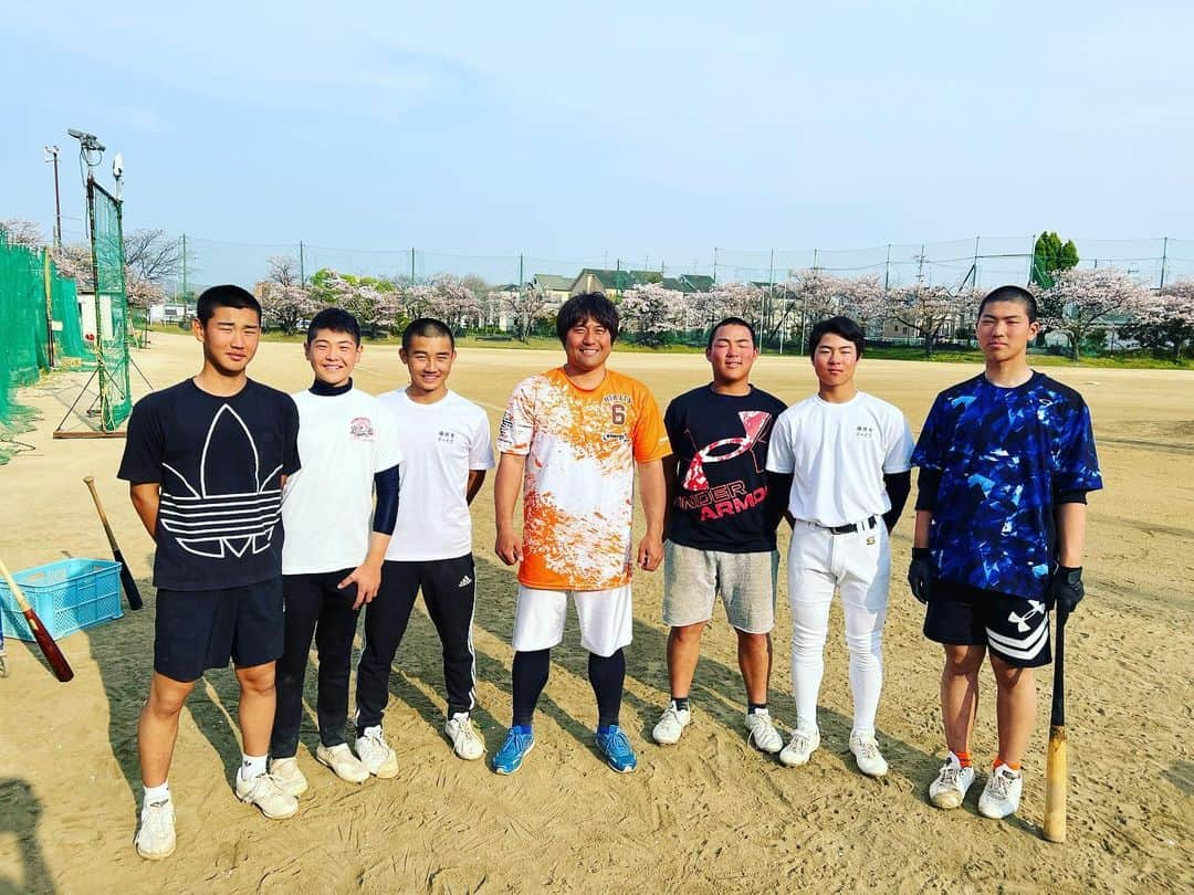 平田良介さんのインスタグラム写真 - (平田良介Instagram)「#平田良介　#藤井寺ボーイズ　#蓮本輝　#山田祐大　#山田祐嗣　#久保大地　#夏山流輝　#山口航汰　#野球塾　#平田良介アカデミー  今日は大阪の藤井寺ボーイズの6名のの選手の方々を指導させてもらいました⚾️  スチールのスタートの切り方、走り方、どうしたら強いボールが投げれるのか🔥 そして打撃では個人に合わせたワンポイントレッスン😊より同じスイングをするにはどうしたらいいのか、タメとは？間とは？いろいろと指導させていただきました😁  中学3年生、2年生になると身体も大きくてスイングも力強いですね☺️ ポテンシャルも素晴らしい❗️❗️そのダイヤの原石達をダイヤモンドにするための手助けはできたと思います✌️  みんな、目標は高くいこうぜ👍」4月4日 19時20分 - ryosuke_hirata_official