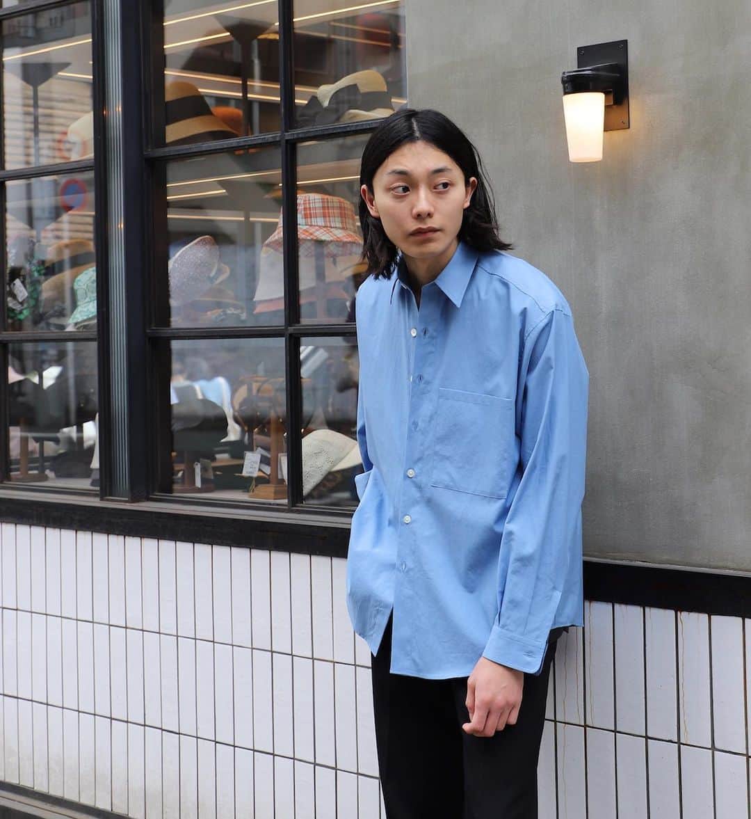 FREAK'S STORE渋谷のインスタグラム：「Men’s item🌼  いつもご覧頂きありがとうございます‼︎ 本日はメンズアイテムから今の季節にぴったりな商品をご紹介致します！  #auralee  Washed finc twill big shirt No.1001095800061 ¥28.600(taxin)  ---------------------------------------------------- ※店舗通販は、お電話・DMにて承っております。 ぜひご利用くださいませ。 ※遠方の方、ご来店が難しいお客様にもお買い物を楽しんでいただけるよう、リモートショッピングも承っております。 詳しくは当店までお問い合わせくださいませ。  ------------------------------------------------------- 感謝您一直以來的關注。 限時特賣正在舉行。 我們也接受免稅會計。 如果您想預訂或訂購，請隨時給我發消息」
