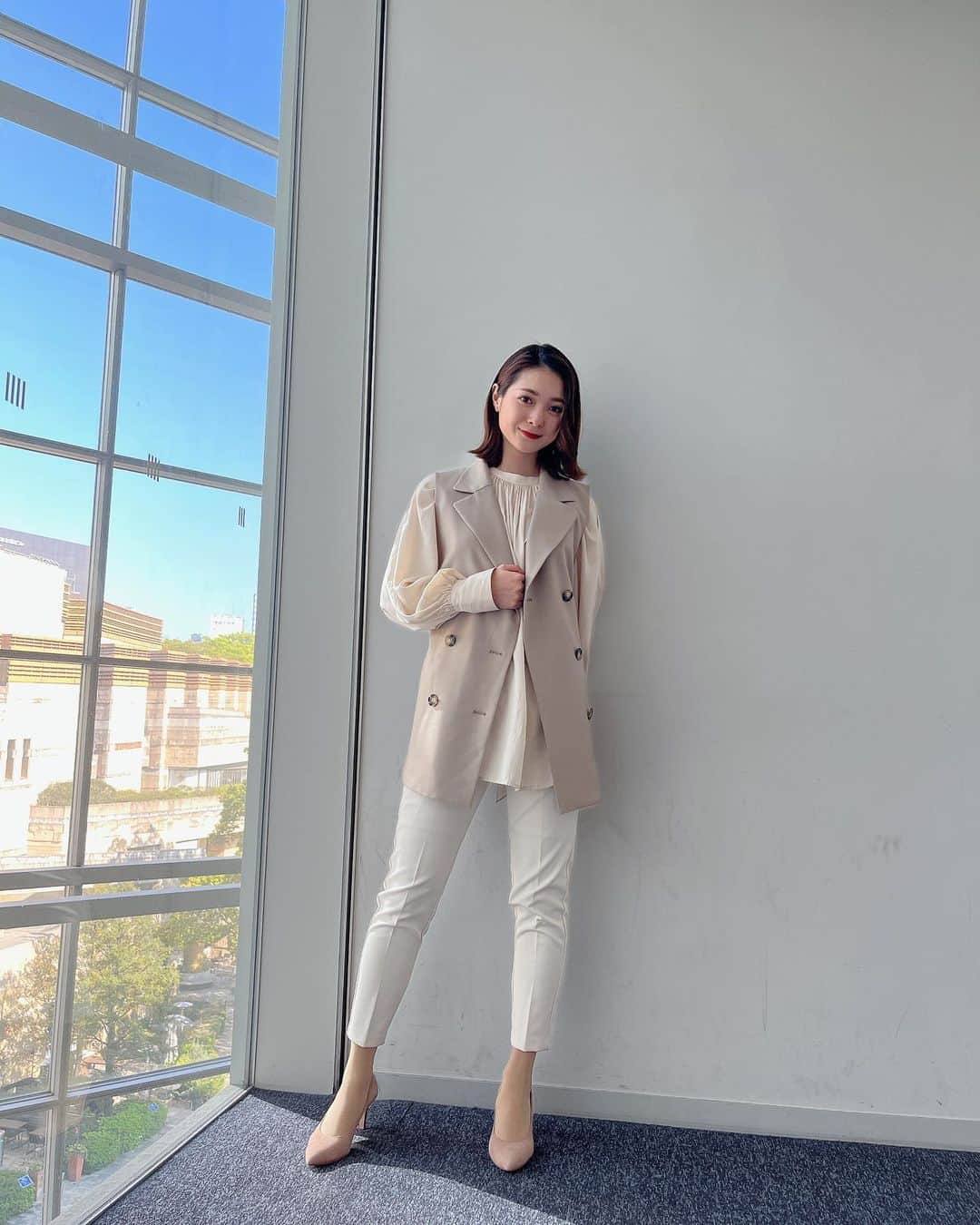 住田紗里のインスタグラム：「今日と昨日の衣装です☀️ 最近かなり花粉を感じています😭  1,2枚目 ブラウス•ベスト mysty woman（@mystywoman_com） パンツ UNTITLED（@untitled_official.jp）  3,4枚目 トップス•パンツ mysty woman（@mystywoman_com）  #グッドモーニング#衣装#mystywoman#untitled#パンツ#ネクタイ#ベスト#白#紫#テレビ朝日#テレ朝#テレビ朝日アナウンサー#アナウンサー#住田紗里」