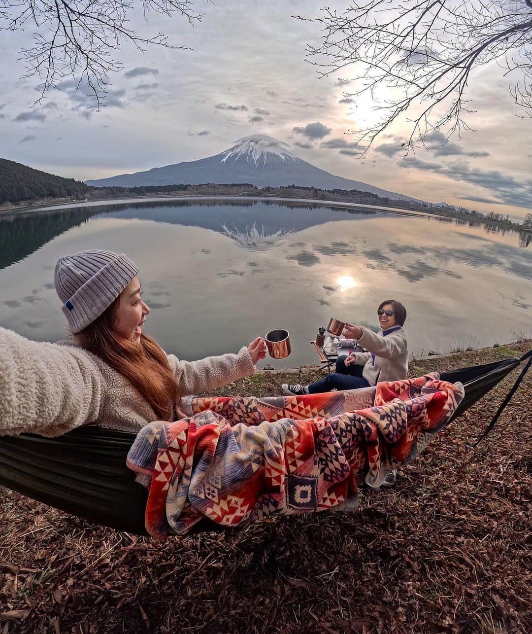 GoProさんのインスタグラム写真 - (GoProInstagram)「#富士山 のふもとで友達と乾杯 ☕️ この絶景セルフィー写真で @sykaaan30 は #GoProアワード $250を受賞！💰 GoProで撮ったお気に入りの作品を応募しよう！GoPro.com/Awards ・ ・ ・ #GoPro #GoProJP #GoProのある生活 #トレッキング #キャンプ #MountFuji #MtFuji #静岡 #田貫湖」4月4日 19時24分 - goprojp