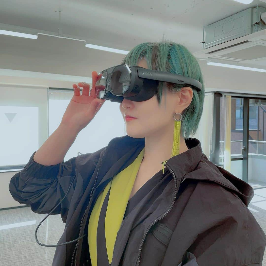 関口愛美のインスタグラム：「Vive XR Elite軽くてコンパクトなのに高品質で無線でも快適に操作出来る…凄い🥹  眼鏡みたいにかける事もできるし、従来のゴーグル的な付け方しても安定感と装着感がVRデバイス史上最高に良い…激しく動いたり長時間付ける人間にはとても嬉しい🥹✨   #ViveXRElite  #htcvive #vie #hmd #vrdevice #virtualreality #metaverse #vrart #vrartist #metaverseartist #vrlivepaint」