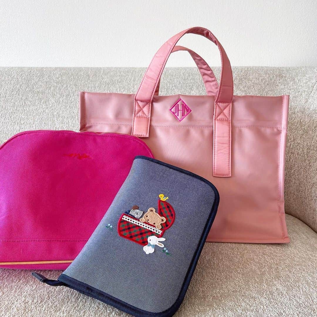 のインスタグラム：「入院Bagを玄関に準備して🏡 出産の日までいつでもなにがあっても 大丈夫なように…🥰 当たり前でない奇跡の毎日🌸 大切な大切な存在が今から増える✨ 私の日常の一コマ写真を…🥹 #randomphoto」