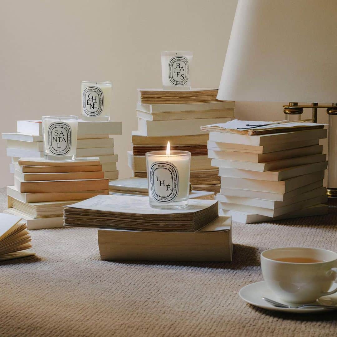 のインスタグラム：「From the very first pages… …the imagination wanders. To the pleasure of a good book add the pleasing scent of a Diptyque candle. A convergence of stories; an intersection of imaginations.  #diptyqueparis #diptyque #reading」