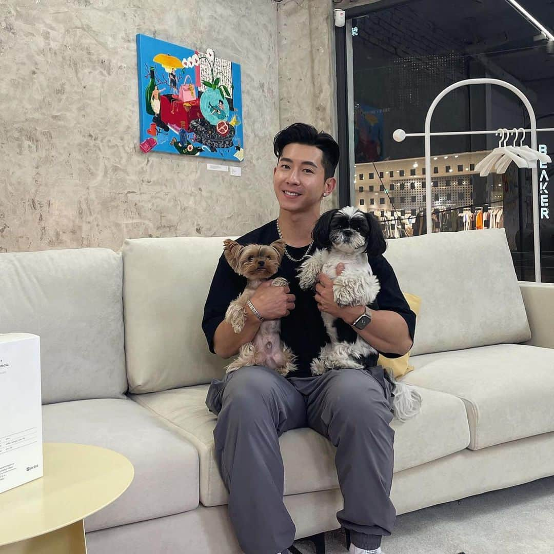 ブライアンのインスタグラム：「Bring your dogs to work day! #cjonstyleliveshow #브티나는생활 #라이브쇼」