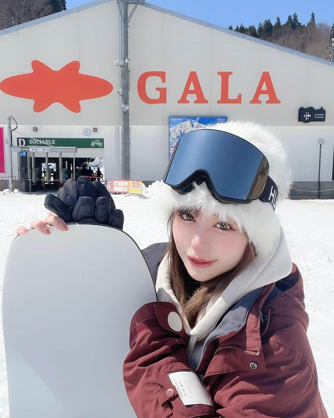 森カノンのインスタグラム：「🏂❄️🩵 新潟県にあるGALA湯沢で 今シーズンラストスノボしてきた❕  今回は車で行ったけどGALA湯沢は ガーラ湯沢駅直結だから東京駅から 新幹線で74分というアクセスの良さ◎  SPAガーラの湯があったりサウナがあったり 最高施設なのでオススメ～🫶🏻  4月でもまだやってたけど雪がシャキシャキだったので 滑りに行くなら1月2月とかのが良いかも😀  ------------------------------------  GALA湯沢  📍新潟県南魚沼郡湯沢町湯沢1039-2GALA湯沢スキー場  ------------------------------------ PR @galayuzawa_official #スノボ #越後湯沢 #gala湯沢 #ガーラ湯沢 #新潟スキー場 #スキー #ゲレンデ #スキー場 #スノボ女子」