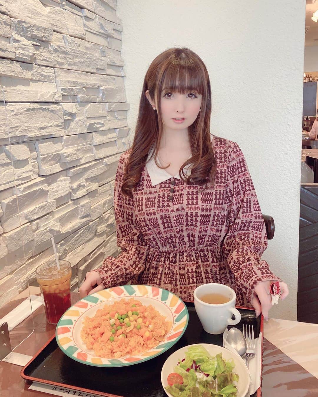 伊藤芽衣のインスタグラム：「たまにしかしない 巻き下ろし♡ ⁡ くせ毛だし、 静電気もすごいし、 暑いのもとても苦手だから、 ⁡ いろんな理由で、 髪の毛おろせる日は 限られます…！ ⁡ いつの日かのランチ♡ ⁡ #はやしや　 #新宿ランチ #洋食屋」