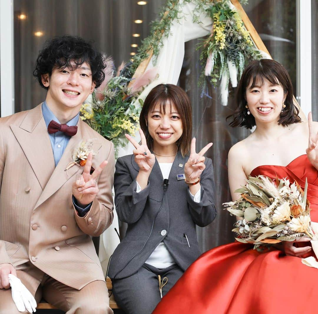 結婚式場ブランレヴュー宇都宮アクアテラスさんのインスタグラム写真 - (結婚式場ブランレヴュー宇都宮アクアテラスInstagram)「・ \チームで作る結婚式/ 新郎新婦様と一緒に 沢山考えた1日がカタチになる瞬間は 何度見てもステキです  ブランレヴューでは 新郎新婦様と結婚式のテーマを決め 当日まで準備をしていきます  同じ結婚式はひとつもありません  おふたりと大切な1日を創り上げられること とても嬉しく思っております！  ブランレヴューで 素敵な瞬間を一緒に創りましょう♡  ｡.｡･.｡*ﾟ+｡｡.｡･.｡*ﾟ+｡｡.｡･.｡*ﾟ+｡｡.  ご予約は @blancrevue_wedding  HPよりお待ちしております！  お会いできますことを キャスト一同心より たのしみにしております♡  ⁡ #ブランレヴュー宇都宮アクアテラス#ブランレヴュー#ビアンカ花嫁#フィオーレビアンカ花嫁 #栃木結婚式場#栃木花嫁#宇都宮結婚式場#宇都宮花嫁#dearswedding#dears花嫁 #プレ花嫁#全国のプレ花嫁さんと繋がりたい #日本中のプレ花嫁さんと繋がりたい #ウエディングドレス  #結婚式 #感謝 #ありがとう  #ウエディングプランナー  #ウエディングプロデュース  #ウエディンフォトグラファー  #ウエディングプランナーで選ぶ結婚式」4月4日 19時36分 - blancrevue_wedding