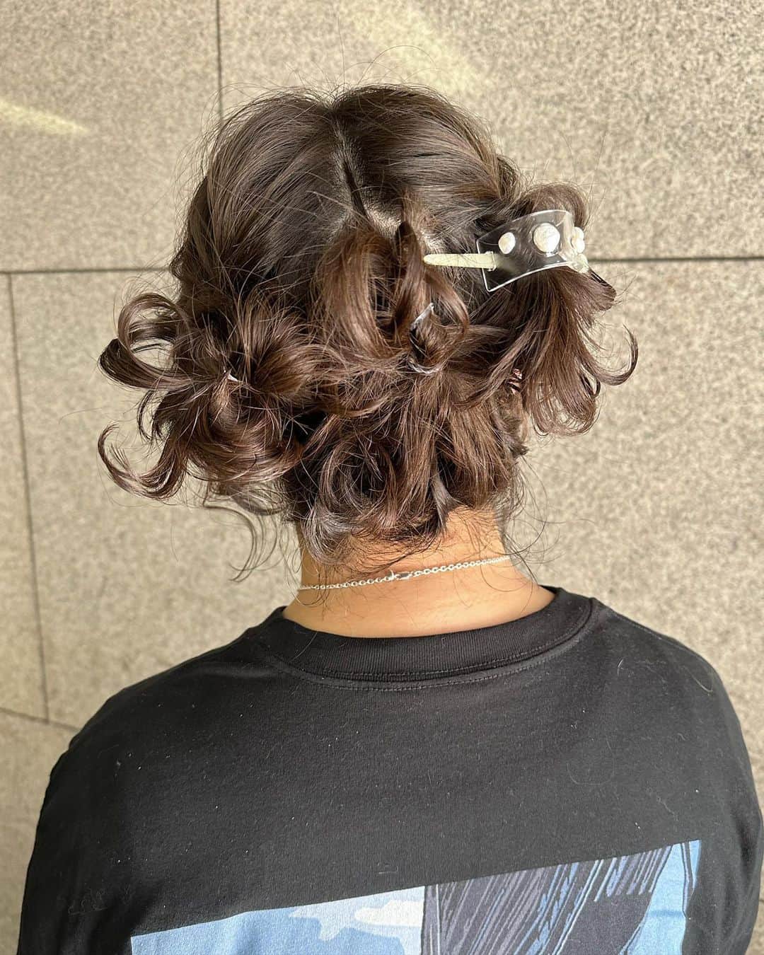 カワノ ヨウヘイのインスタグラム：「✴︎ ブリーチ無しのブラウンベージュにサッとつくるゆるアレンジ✨ ✴︎ ブリーチ有りのカラーもブリーチ無しのカラーも得意なんでぜひボクにさせてくださいね✨ ✴︎ 最後に最高のアレンジでお帰りいただけます✨✨ ✴︎ ✴︎ #ヘアアレンジ#御幣島美容室#ヘアアレンジ御幣島#梅田ヘアアレンジ#ヘアセット梅田#梅田ヘアセット#御幣島ヘアセット」