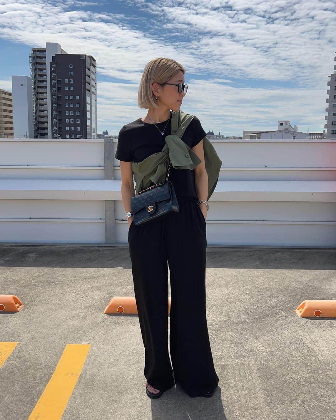 のインスタグラム：「.  ちょっと眩しかったみたい😎🌞  お気に入りの楽すぎるセットアップ🖤 やっぱりサンダル合わせが好き〜🥰 トップスもINコーデにかなり使いやすい サイズ感だから超使い回し効くの🫶 これは上下かなり使える❤️‍🔥  やっと今日再販です🙋🏽‍♀️ @__segur.__   #春夏コーデ#セットアップ#春コーデ#夏コーデ#オトナカジュアル#大人カジュアル#カジュアル#カジュアルコーデ#モノトーンコーデ#158cmコーデ#骨格ナチュラル#きょこ」
