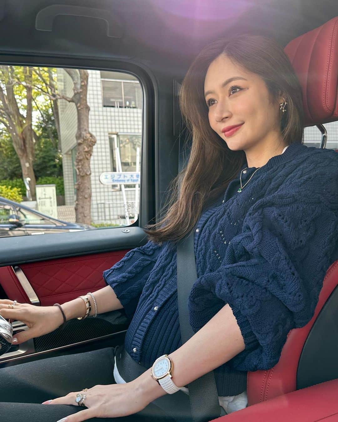 Reikaのインスタグラム：「🌸🚗  @vitolabo_official の周りの気がすごく良い💕💕 写真も可愛く撮れるスポットがいっぱいある✨  大活躍の　@uniqlo のマタニティデニムと どこ行っても褒められまくる　@room306contemporary の最強カーディガンニット と どんなコーディネートもおしゃれにしてくれる @miumiu のブーツ  #妊婦コーデ」