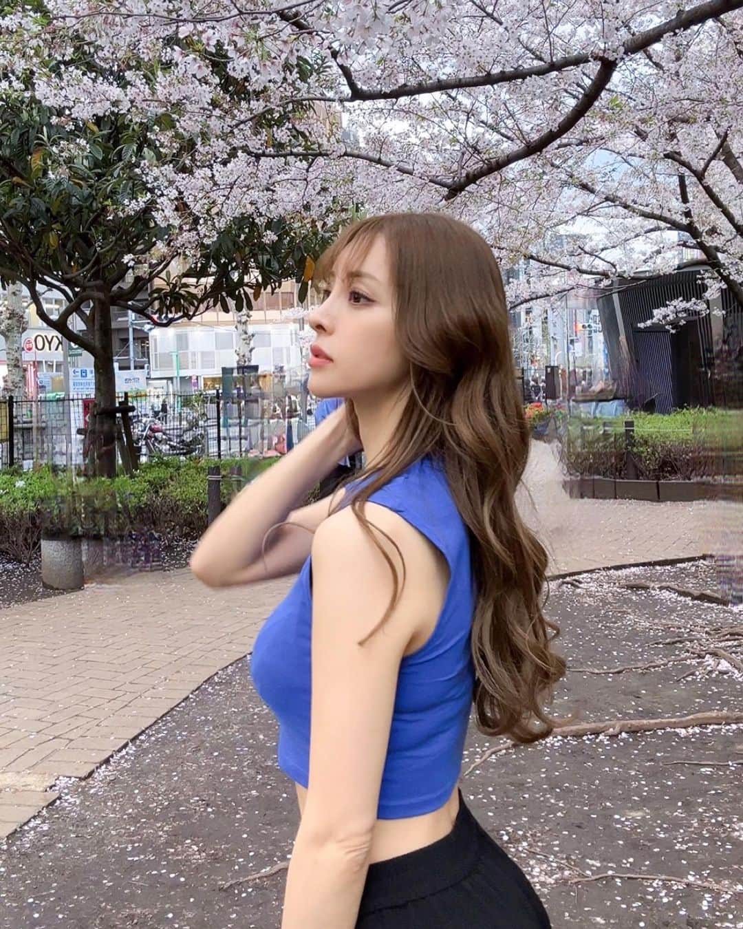 大迫麗香さんのインスタグラム写真 - (大迫麗香Instagram)「新年度、新学期始まりましたね✨ 大学の合格発表を思い出します☺️ 大学まで見に行ったら自分の番号があって、何回も見に戻ったなぁ🤣 私も、もう一度、新しい気持ちでお仕事頑張らなきゃなぁと思いました☺️✨ プライベートの幸せと、お仕事の両立🫶🏻 大変だけど、やり甲斐があるよね✨ トレーニングも頑張るょー🫰🏻  #美ボディ #ベストボディジャパン  #女性専用ジム  #美ボディ女子 #恵比寿パーソナルトレーニング #恵比寿ジム #パーソナルトレーニング東京 #恵比寿ボディメイク #渋谷パーソナルジム #恵比寿パーソナルジム #桜」4月4日 19時45分 - reigram0211