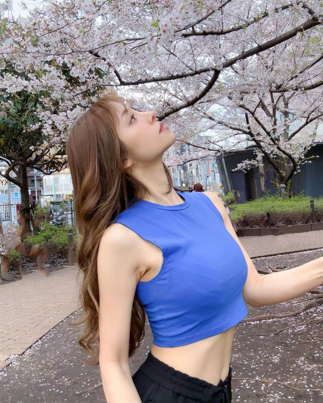 大迫麗香さんのインスタグラム写真 - (大迫麗香Instagram)「新年度、新学期始まりましたね✨ 大学の合格発表を思い出します☺️ 大学まで見に行ったら自分の番号があって、何回も見に戻ったなぁ🤣 私も、もう一度、新しい気持ちでお仕事頑張らなきゃなぁと思いました☺️✨ プライベートの幸せと、お仕事の両立🫶🏻 大変だけど、やり甲斐があるよね✨ トレーニングも頑張るょー🫰🏻  #美ボディ #ベストボディジャパン  #女性専用ジム  #美ボディ女子 #恵比寿パーソナルトレーニング #恵比寿ジム #パーソナルトレーニング東京 #恵比寿ボディメイク #渋谷パーソナルジム #恵比寿パーソナルジム #桜」4月4日 19時45分 - reigram0211