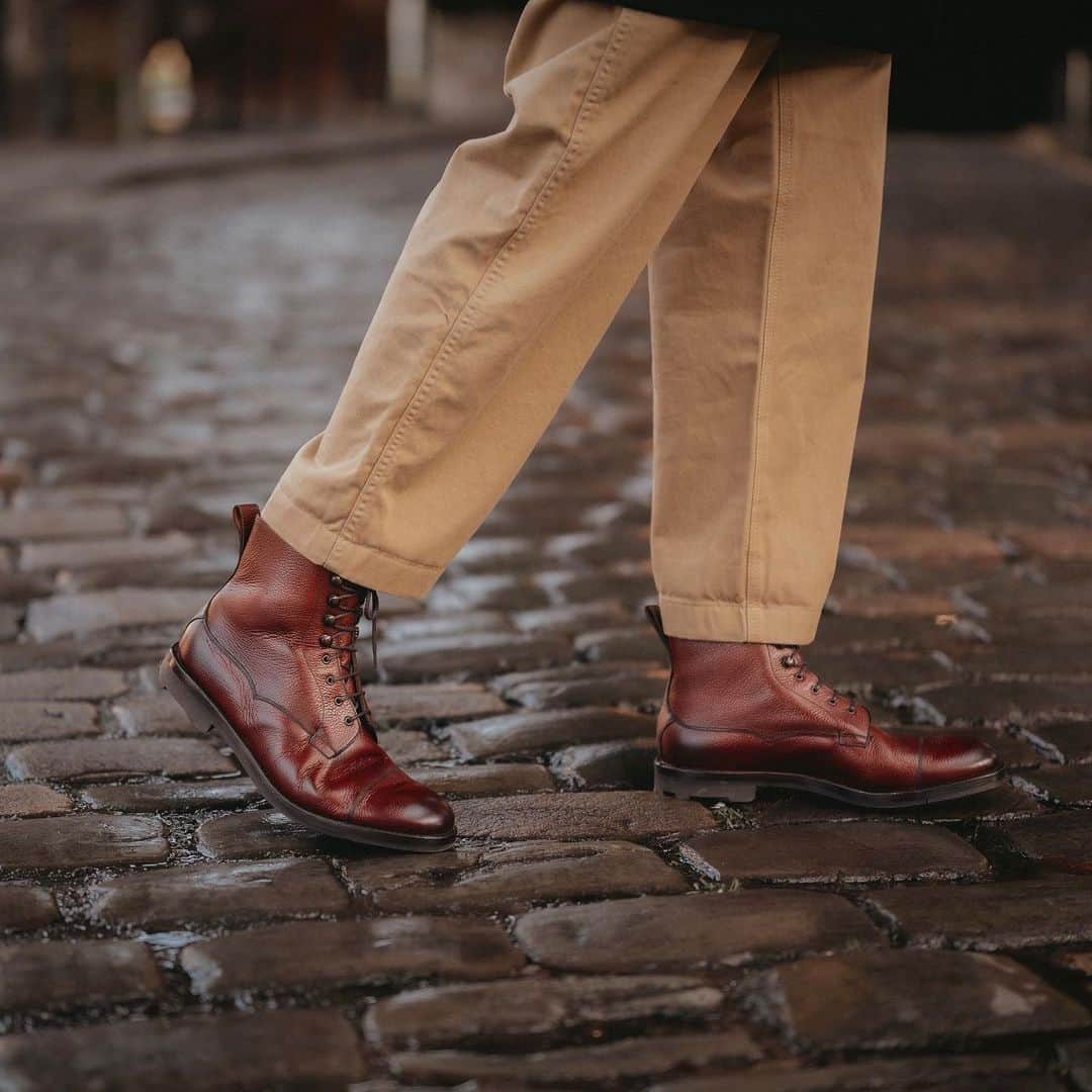 ストラスブルゴさんのインスタグラム写真 - (ストラスブルゴInstagram)「⁡ ⁡ -EDWARD GREEN　パターンオーダーイベント- ⁡ EDWARD GREEN(エドワード グリーン)は1890年、英国・ノーザンプトンの小さな工場で、紳士用の手作り靴を仕立てるファクトリーとして産声を上げました。 創業者であるエドワード・グリーン氏の「でき得る限りの上質を求める」という明快な哲学は、今日に至るまでブランドの根幹をなし、現在も変わらず最高品質のカーフスキンと熟練した職人の手仕事によって、英国靴の最高峰と称される一足を生み出し続けています。 ⁡ 今回のオーダーに関しては、4月5日(水)に予定される価格改定以前の価格が適用されるので、ぜひお見逃しなく。 ⁡ DATE｜日程 4月7日 (金)　 大阪店  @strasburgo_osaka_mens  4月8日 (土)　 名古屋店  @strasburgo_nagoya_mens  4月9日 (日)　 銀座店 メンズストア @strasburgo_ginza_ms  4月10日 (月)　 南青山店 @strasburgo_minamiaoyama_ms  ⁡ DELIVERY｜納期 約 6 ～ 10ヵ月 ※デザインによって納期が異なる場合がございます。 ※トップドロワーオーダーはスタッフまでお問い合わせください。 ⁡ FITTING｜採寸 スタッフによる採寸」4月4日 19時46分 - strasburgo_mens_official