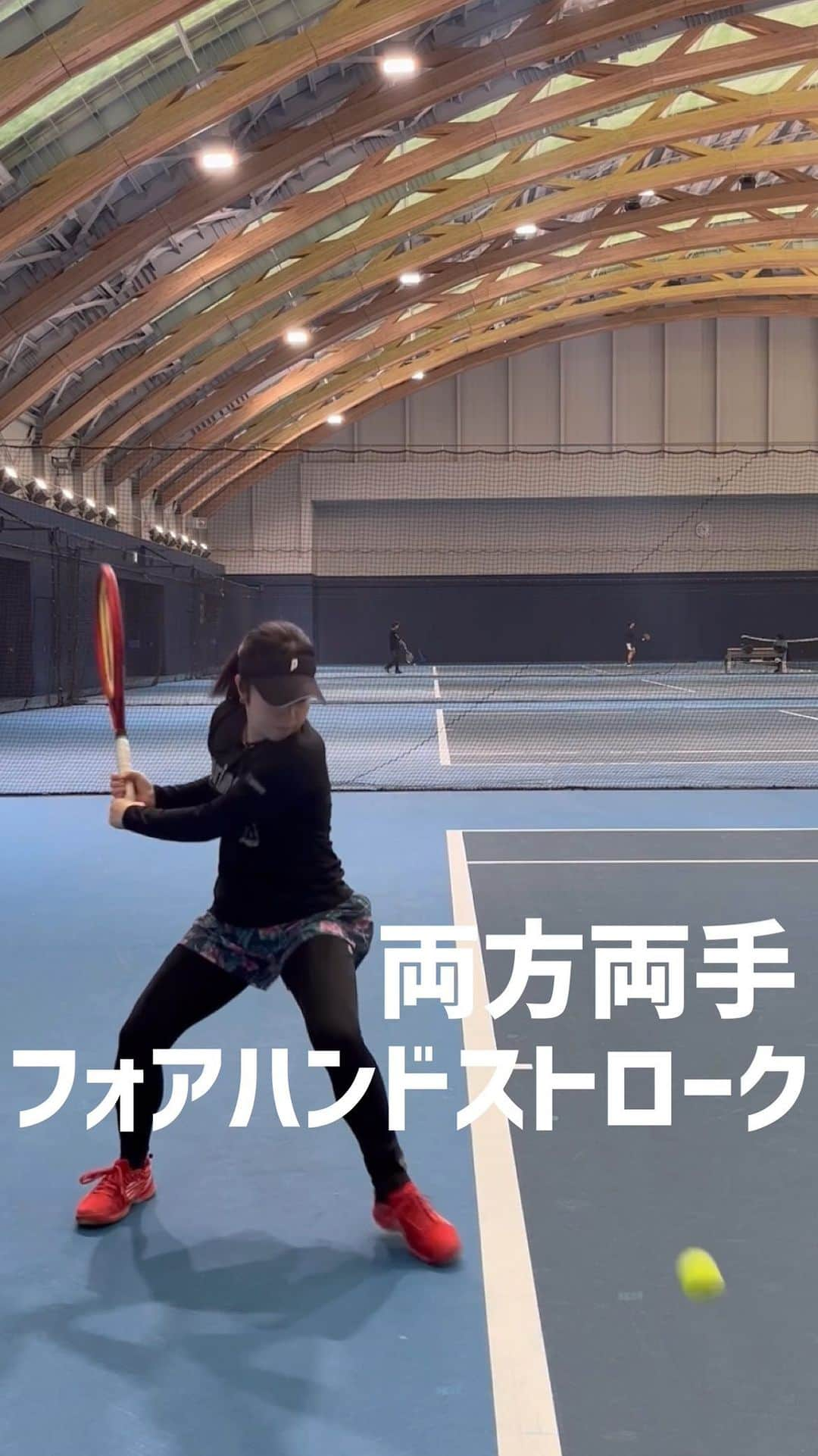 秋山みなみのインスタグラム：「フォアハンド🎾 #前の動画   ダブルハンドでも色んなタイプがいるけど 私は毎回左手をラケットの三角の所に戻す派です(無意識)  　　 　　 　　 #tennis #princetennis #tennisgirl #forehand #phiten #温泉水99  #プリンステニス #テニス #テニスコート #フォアハンド #ストローク #ダブルハンド #両方両手 #両方両手打ち #テニス女子 #球出し練習 #テニス練習 #テニス基礎練 #テニス好き #テニス動画」