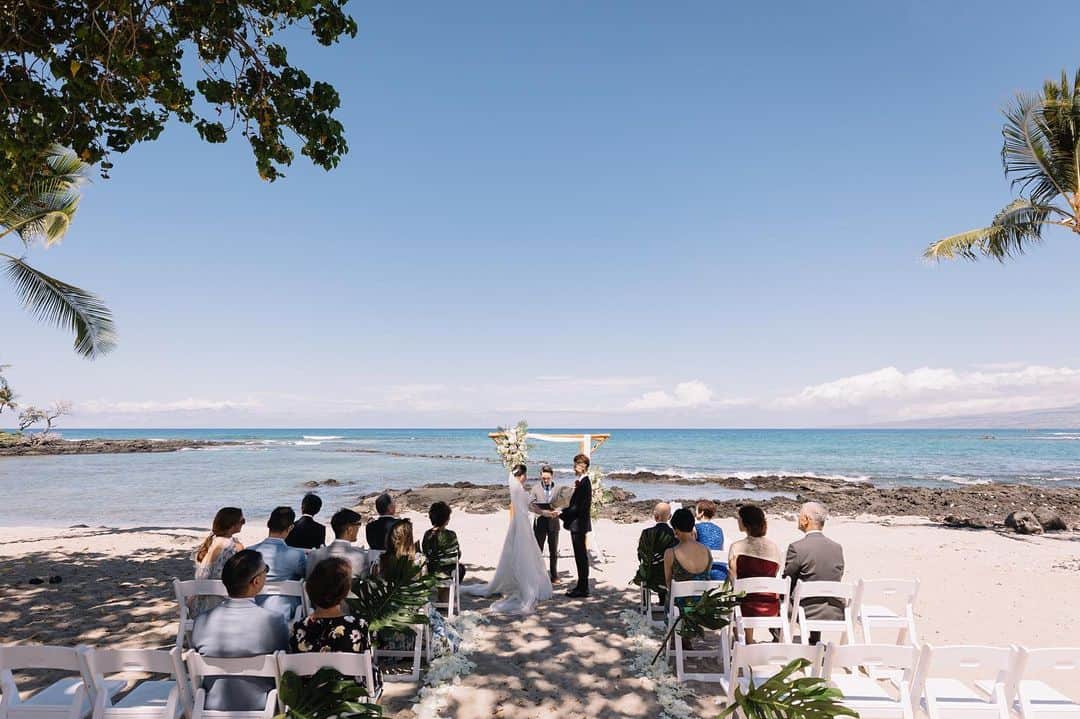 のインスタグラム：「フェアモントオーキッドホテル内でのビーチ挙式♡ハワイ島の青空の下、波音を聴きながら贅沢なひと時を。 ⁡ Planning:@realweddings_hawaii Photo:@visionarijapan   @jasondengphoto ⁡ ✳︎✳︎✳︎✳︎✳︎✳︎ ⁡ Real  Weddingsでは離島挙式のプランニングも承っております。是非お二人の想い描く挙式についてお聞かせくださいませ。皆様のご来店をお待ちしています。 ⁡ #ハワイ挙式#ハワイウェディング#ハワイウェディングプランナー#ハワイ結婚式#プレ花嫁#ハワイフォトウェディング#ハワイ前撮り#ハワイ島挙式#ハワイ島ウェディング#リアルウエディングス#フェアモントオーキッドウェディング #フェアモントオーキッドハワイ  #hawaii#instaphoto#hawaiiwedding#hawaiiweddingplanner#realweddings_hawaii」