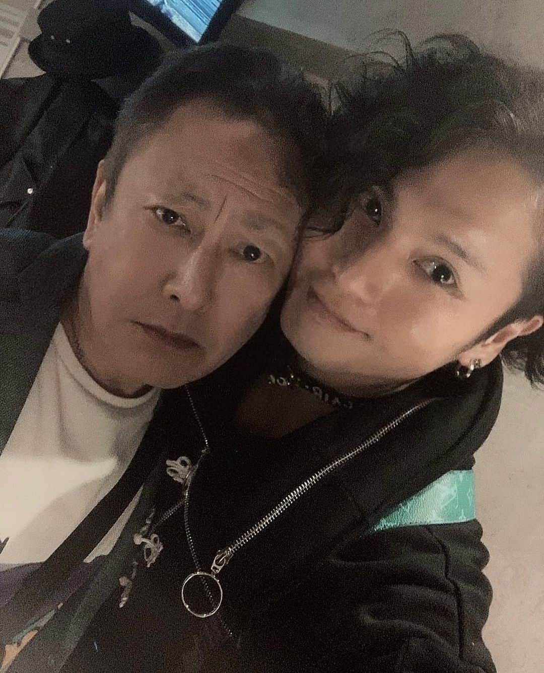 友常勇気のインスタグラム：「Reunion😭❕❕❕ 久々の再会❕何年振りレベルです😳😳😳皆様元気で本当良かった🥹😭 この前お食事会に呼んで頂き、 素敵なひと時を過ごす事が出来ました🥰  りょーさんは自分が舞台で武田勝頼を演じた時、父 武田信玄をりょーさんが☺️ 実はそれからずっと、私、りょーさんを「パピー」と呼んでおります😂そして、パピーは自分をいつも「せがれ」と呼んでくれてます😆 パピーは相も変わらず最高でした😂👍  藤沢とおる先生は自分が教員免許を取る事を後押ししてくれた漫画『GTO』の作者先生で御座います🎊 自分の原点！GTOと出会って無かったら私の人生どうなっていたか分からない位ターニングポイントになった作品です☺️ 先生とも沢山お話し出来て本当幸せでした😍✨✨ これを糧にまた闘い抜くぞぉーー╭( ･ㅂ･)و ̑̑ ｸﾞｯ ! #友常勇気 #武田勝頼 #再会 #数年ぶり #堀川りょう #声優  #武田信玄 #パピー #ドラゴンボール #ベジータ #勝頼演じてた時 #髪型  #トランクス言われた #笑笑 #藤沢とおる #漫画 #漫画家 #gto #湘南純愛組 #仮面ティーチャー #作者 #人生 #変えてくれた方」