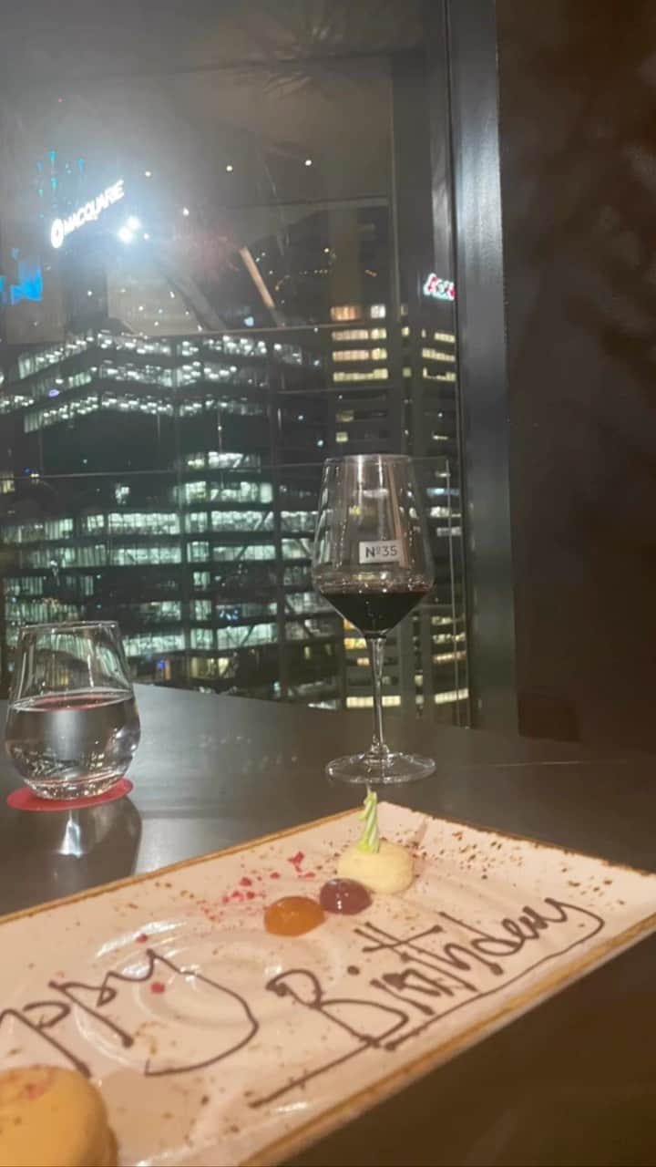 信長ゆかりのインスタグラム：「. 💫Birthday Dinner  離れていた2ヶ月間に思ったこと これまでどんな思いでやってきたか ここではどんな思いでやっていきたいか いろいろと話し合いました🌷  私はなぜか途中で話しながら泣いてしまいました。笑  家でもよく話すけど、 こういう場所だからこそ より真剣に話せることも あるんだなぁと思いました✨  まだ慣れない街でお店を選んでくれてありがとう💌  SNS投稿、結構頑張ってるでしょ🥰？続くかな笑  #本当によく話す夫婦だ😂 #お誕生日#メルボルン#オーストラリア #渡豪#オーストラリア生活」