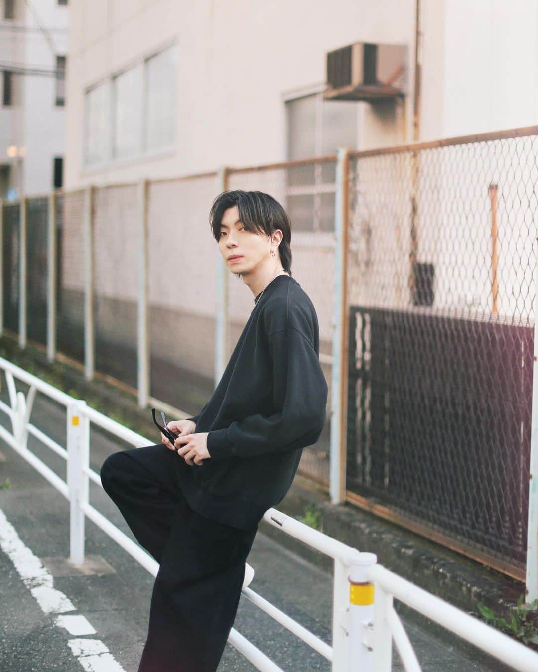 丸山龍星のインスタグラム：「ほぼ間違い探しのレベルの2枚  #gu #ladmusician #nike #ambush #nikeambush」