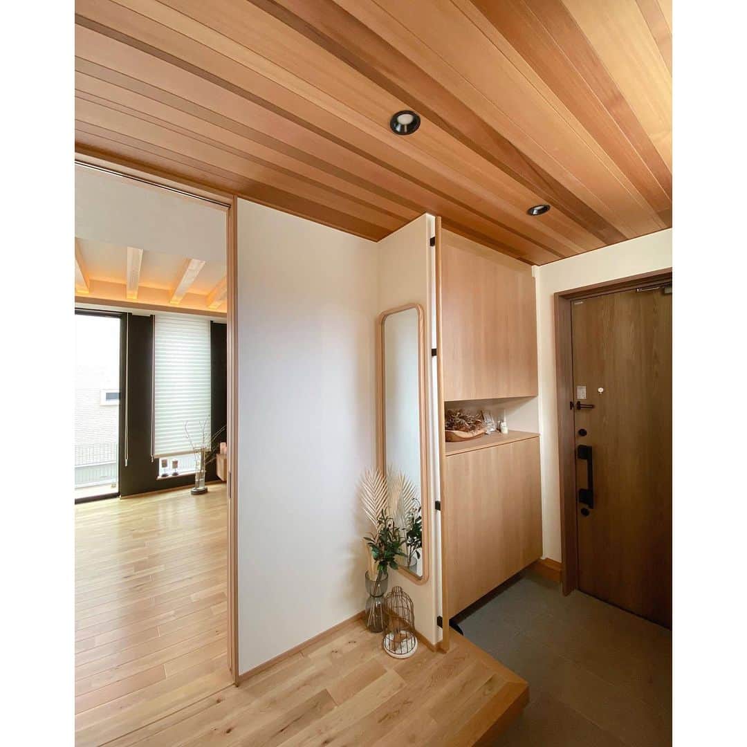 シンプルホーム公式アカウントさんのインスタグラム写真 - (シンプルホーム公式アカウントInstagram)「『ナチュラル×グレー』をベースとしたジャパンディスタイルのインテリアが素敵なこちらのお宅🏠✨  お部屋のアクセントになっている天井のあらわし梁からは、木の癒しや温もりを感じます😌🌳  天井にレッドシダーを採用した上質な玄関は、お客様をお迎えするのに最適な洗練された空間になっていますね💕  こちらの素敵なお写真は @photo_kinop_home さんの1枚です。 素敵なお写真ばかりですので、気になった方はぜひアカウントをご覧くださいね💕  @photo_kinop_home さん 、この度はありがとうございました😊  ----------------------------------------------- シンプルホーム公式アカウントでは、みなさんのシンプルで洗練されたお部屋や暮らしのアイデアを毎日ご紹介しています✨  『 #シンプルホーム 』をつけて投稿いただいた中から素敵なお写真をご紹介していますので、ぜひ投稿してみてくださいね🎉 -----------------------------------------------  #こだわりの家 #マイホーム記録 #暮らしを愉しむ #家づくり #暮らしの記録 #インテリア好き #注文住宅 #グレークロス #横並びダイニング」4月4日 20時01分 - simplehome_official