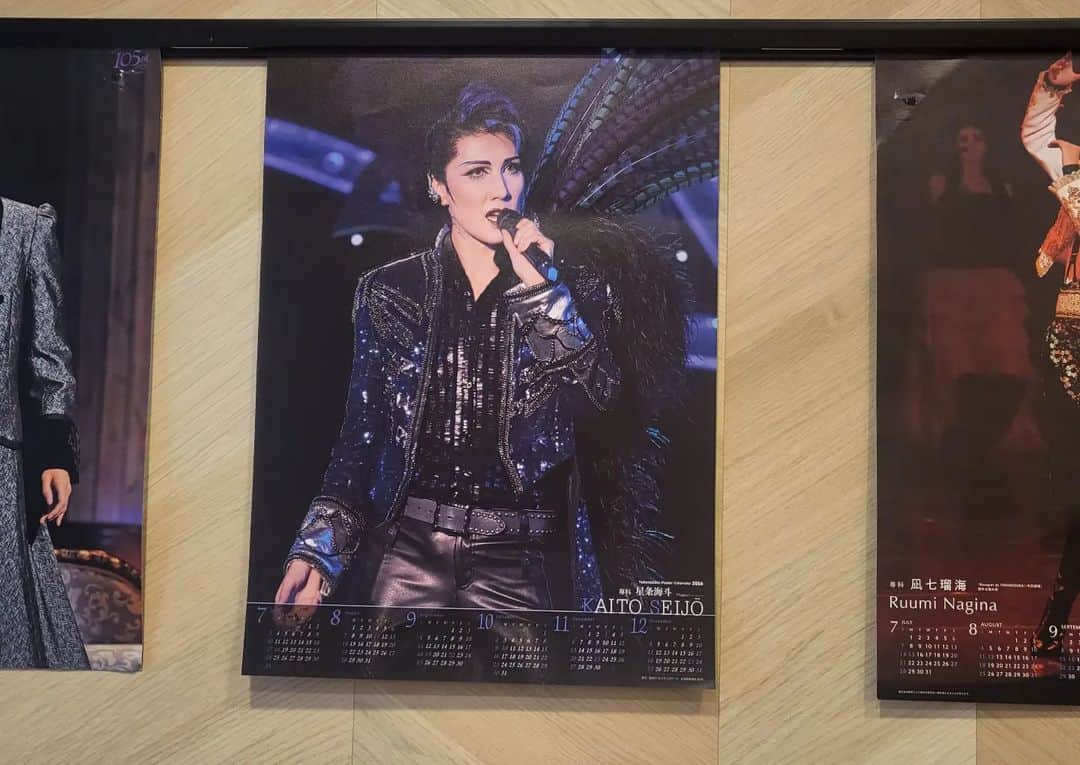 のインスタグラム：「本日は、ちょっぴりだけ久し振りのジュニアジャズダンスクラスレッスンでした～🎵😍🎵  受験で1週間お休みにしていたので、ちょっぴり久々🎶  皆、新しい踊りも難しいのにしっかりと踊ってました😉🎶💕  写真は、受験の時に待ってる間でお母様方と入っていた花のみちの所のロッテリアで見付けた、りつ子先生～🥰❣️(星条海斗さん♪) こりゃあ縁起が良いなと撮りました🤣🤣🤣🎶 皆でね😁❤️(笑)  今、色々なお教室の先生方が合格者の事等を載せていらっしゃいますが、何だかうちと様子が…😂 うちも本当に感動の合格発表ではあったのですが、プルプル震えていたのは私と生徒のお母様(笑) ホテルの私のお部屋の角で二人で手を繋いで震えてて🤣本人が１人で発表を見て、「エッ⁉️あった！！！」みたいな(笑)しかも、叫ぶことなくボソッと言って、私とお母様が何度も聞き返すという🤣🤣🤣  3人で円陣組んでヤッターと言いながら、号泣は私とお母様😂😂😂(笑) 本人は流石にうっすらと涙を溜めてましたが、りつ子先生に怒られた時の方が遥かに泣いてました😂😂😂(笑) まぁ、殆ど涙を見せた事がない子ではあったんですけどね😊と言うか1回だけだ泣いたの(笑)  肝っ玉が座っているというか！！！！！ なんとも頼もしい子です！！！！！  まぁ、私も10代は超絶強気だったのですけどね🤣(笑)  他の先生方や、合格発表の様子を映像で観てると、あれ～～、うちとちょっと違うな〰️〰️🤣って(笑)  なので思出話してみました😁💕  もぉすぐ宝塚に行ってしまうので、私が寂しいですが😅💦  頑張ってくれることでしょう～🎵😍🎵  花の道バレエスクールは、2024年度、112期生を目指す生徒さんを募集中です😌💓 是非、体験・見学・お申し込み、お待ちしております～😆💕✨  https://hananomichi.amebaownd.com/pages/3748663/page_202004141432  #宝塚 #宝塚歌劇団 #宝塚音楽学校 #宝塚受験 #宝塚受験生 #東京宝塚受験スクール #111期生 #合格 #112期生 #募集中 #花の道バレエスクール #押上 #SORAスタジオ #太田プロダクション #奈良市観光大使 #芽夢ちさと」
