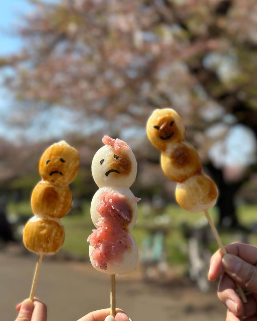 yuさんのインスタグラム写真 - (yuInstagram)「・ ・ 🌸🍡🌸 ・ だいぶ葉桜になってたけど 良いお天気だったのでお散歩🚶‍♀️ かわいいお団子食べてご満悦🫶🏻 しかしどすっぴんの顔が酷過ぎた😨 ・ ・ denim jk: #uniqlo shirt: #nae_bigovershirt pants: #handm shoes: #newbalance ・ ・ #coordinate#ootd#whatiwore #denimjacket#newbalance550 #153cm#153cmコーデ#お花見 #お団子#春コーデ#大人カジュアル #スニーカーコーデ#スウェットコーデ」4月4日 19時53分 - yu.rm