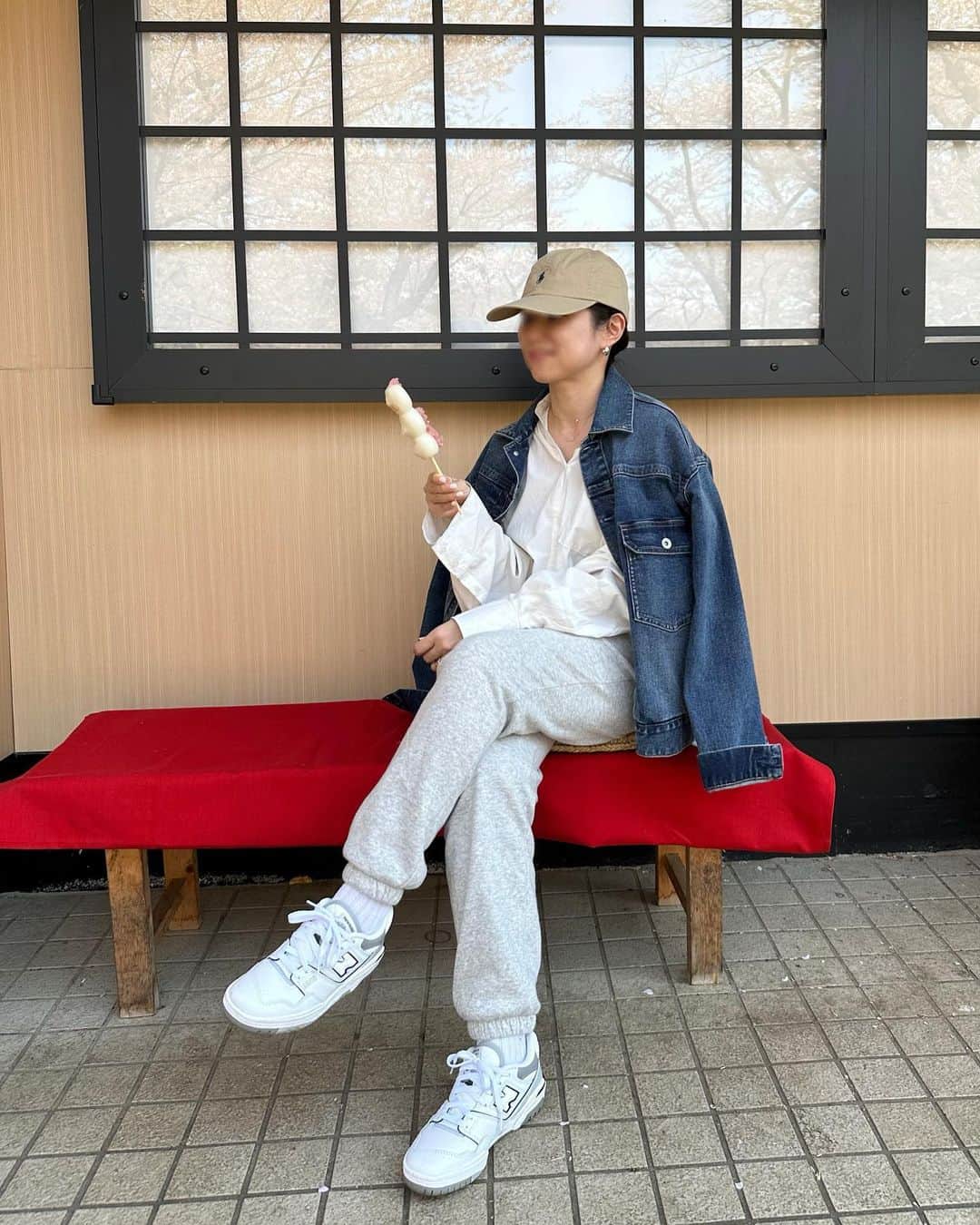 のインスタグラム：「・ ・ 🌸🍡🌸 ・ だいぶ葉桜になってたけど 良いお天気だったのでお散歩🚶‍♀️ かわいいお団子食べてご満悦🫶🏻 しかしどすっぴんの顔が酷過ぎた😨 ・ ・ denim jk: #uniqlo shirt: #nae_bigovershirt pants: #handm shoes: #newbalance ・ ・ #coordinate#ootd#whatiwore #denimjacket#newbalance550 #153cm#153cmコーデ#お花見 #お団子#春コーデ#大人カジュアル #スニーカーコーデ#スウェットコーデ」