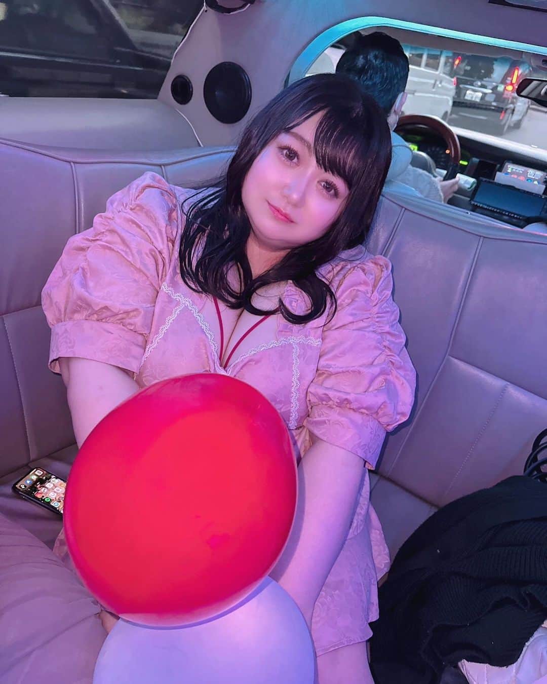 えみっくすのインスタグラム：「この間リムジン女子会したときの(ˊo̴̶̷̤ ̫ o̴̶̷̤ˋ)♡たのしかったなー💓また集まりたいჱ̒⸝⸝•̀֊•́⸝⸝)‪♡たくさん写真撮ったから、ソロの写真もみんなと撮った写真も少しずつ載せてくね₍ᵔ˶- ̫-˶ᵔ₎  #リムジン女子会 #リムジン #リムジンパーティー #limousine #ぽっちゃりコーデ #ぽっちゃり女子 #ぽっちゃり #ぽっちゃりファッション #ぽっちゃりさんと繋がりたい #ぽっちゃり大人女子 #ぽっちゃりモデル #ぽっちゃり女子と繋がりたい #プラスサイズ #plussize #プラスサイズコーデ #プラスサイズモデル #プラスサイズファッション #plussizefashion #plussizemodel #chubby #chubbygirl #curvy #curvygirl #curvyfashion #棉花糖女孩 #厚片女孩 #ミスiD2022 #みけぽ #ミケぽちゃ #dearmylovewhip」