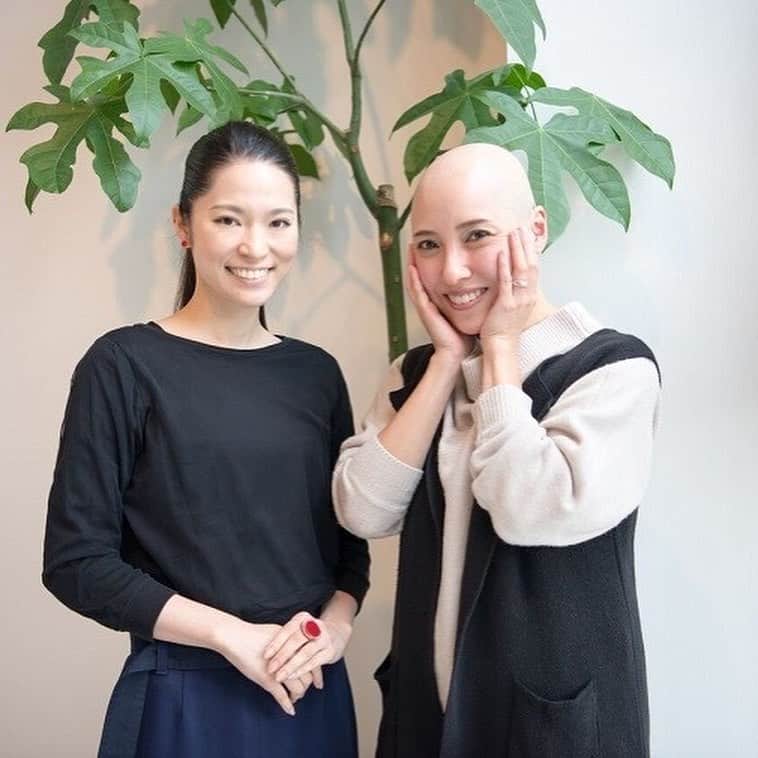 soarさんのインスタグラム写真 - (soarInstagram)「「ダメだと分かっているのに、やめられない自分を責める必要は全くありません。治っても治らなくてもいい。髪がないことを隠してもいいし、公表して楽しんでもいい。八方ふさがりに思えても、実は人生にはいろんな選択肢があるんですよ」 幼いころから「自分で自分の髪や体毛を抜いてしまう」抜毛症と共に生きてきた土屋光子さん🕊🌼 ・ ・ 「 私にとっての正解は、私だけが知っている。髪を抜いてしまう『抜毛症』を公表して生きることを決めた土屋光子さん」 https://soar-world.com/2018/01/11/mitsukotsuchiya/ ・ ・ 「soar(ソアー)」は、人の持つ可能性が広がる瞬間を捉え、伝えていくメディアです🕊✨☘ https://soar-world.com/ ・ ・ #soar_world #alopeciastyleproject  #tenbo #家族 #抜毛症 #脱毛症 #抜毛 #チャームポイント #コンプレックス #ウィッグ #坊主 #ヘアスタイル #スキンヘッド #育児 #カミングアウト #ストレス #精神療法 #離婚 #家庭環境 #恋愛 #ヘアメイク #エステティシャン #ベンチャー #派遣社員 #舞妓 #芸者 #脱毛 #家族」4月6日 21時00分 - soar_world