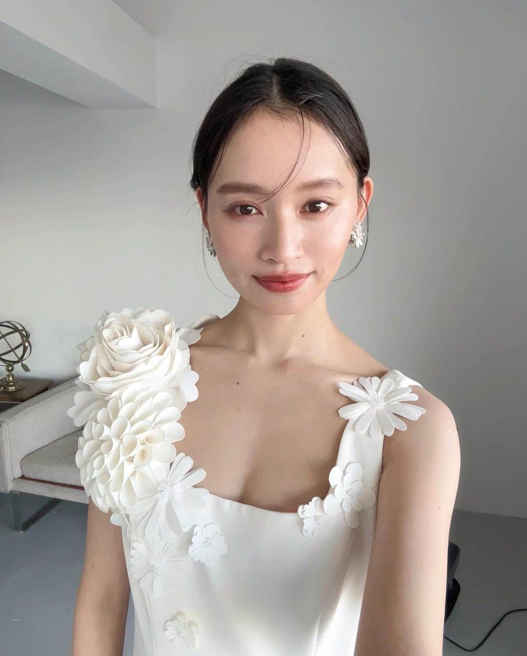 shihori.kathleenのインスタグラム：「きゅるんとヘアメイクに美しドレス🦢🪷🌞🥚」
