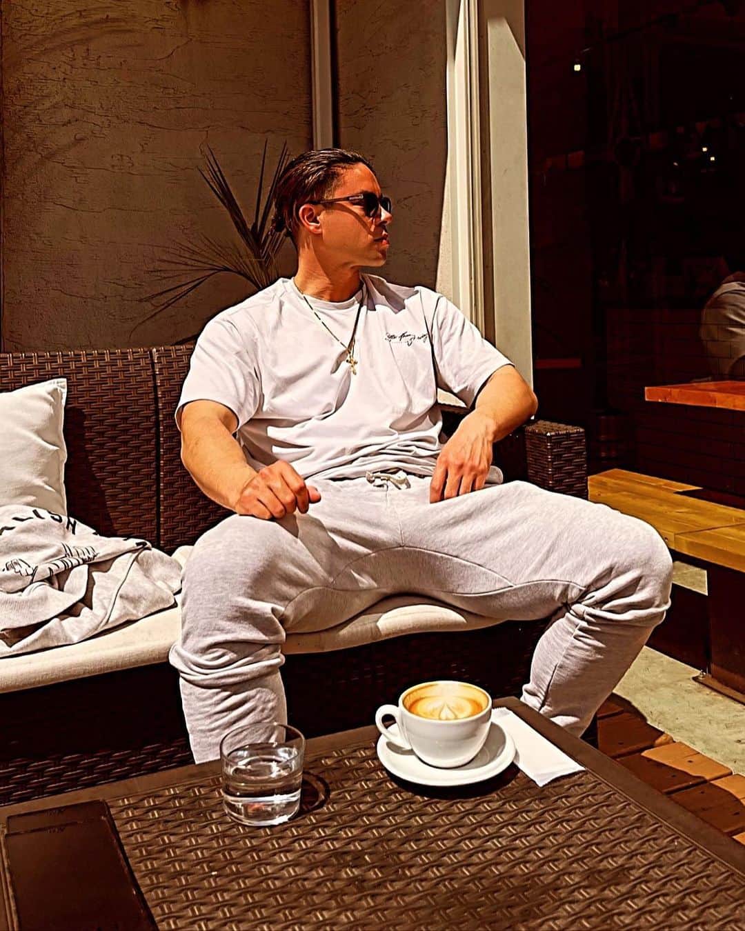のインスタグラム：「ミーティングていう名のコーヒータイム☕️」