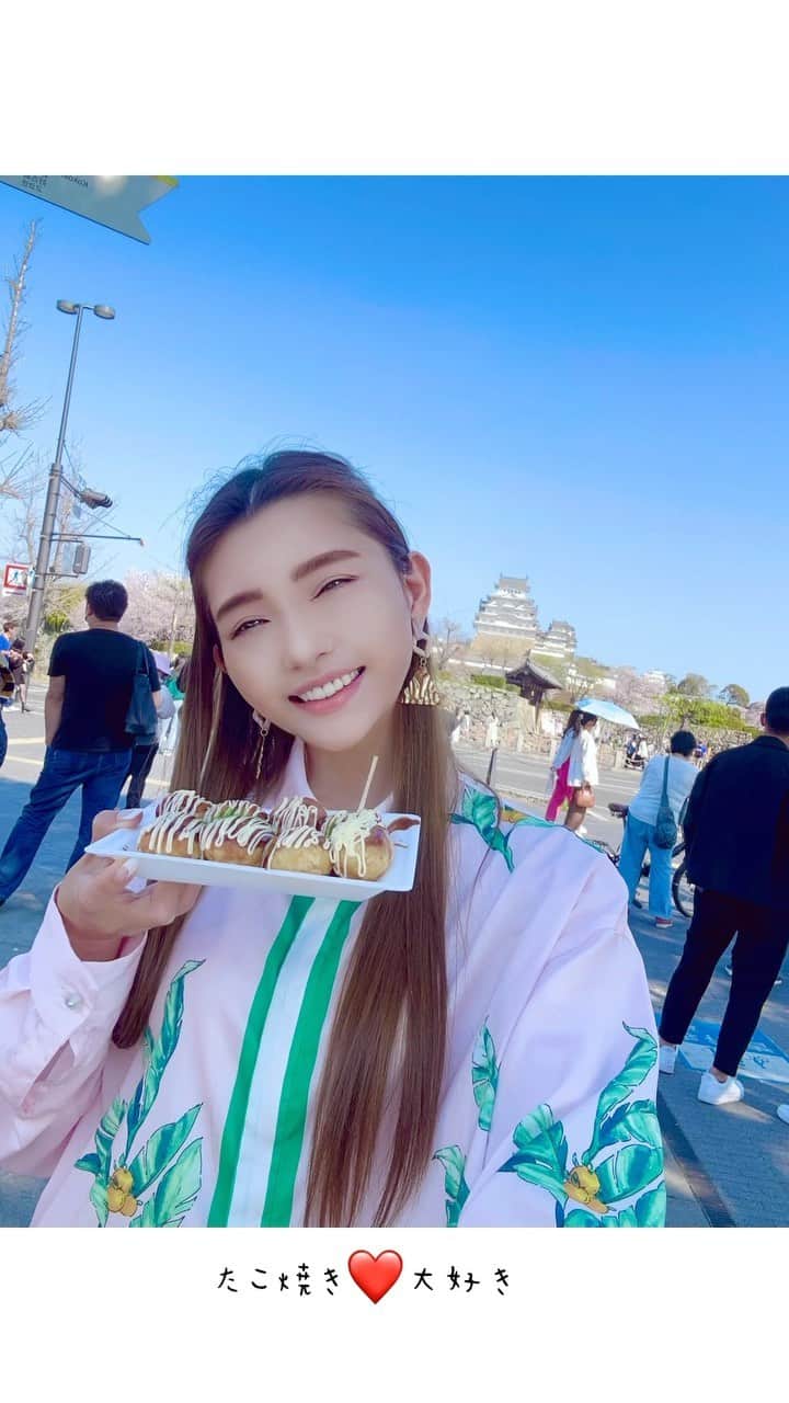 マキろんのインスタグラム：「旬のものを味わい尽くす コレ若さキープの秘訣🥰  #姫路城 #お花見スポット #桜2023 #今できることを全力で   @himejicastle_operations_office   🌸🍡🌈💖 🏯🌸🍡🌈💖  #令和のアラフィフ #山内智恵 #波動を上げる方法  #引き寄せの法則実践中」