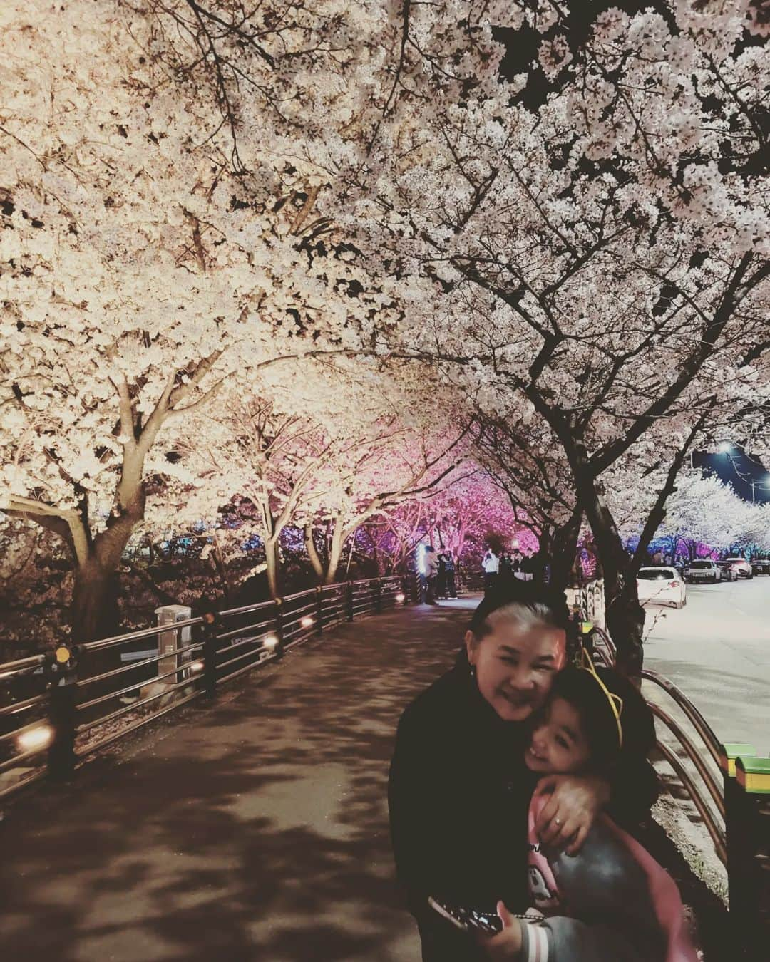 クォン・ヘソンさんのインスタグラム写真 - (クォン・ヘソンInstagram)「봄밤 . . #🌸 #딸 #장모님 #나 #그리고 #포토바이미녀」4月4日 20時04分 - haesunghi