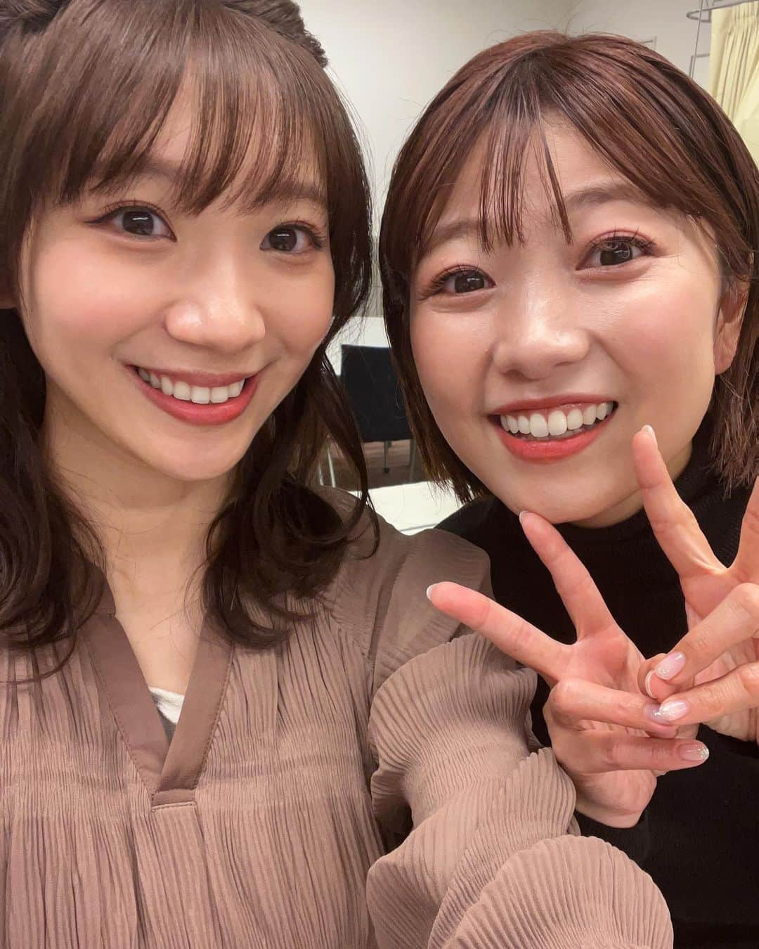 小林茉里奈のインスタグラム：「🥹 優さんとのバリはやラスト3日の記録たち📷✨  毎日のように予想外の面白行動を繰り出してくる優さん🤣毎日たっくさん笑わせてもらったし、たっくさん喋りましたねぇ🤭🫶🏻  私のバリはやでの2年半が楽しい思い出でいっぱいになったのは、優さんがいてくれたからです♡  優さんに、「服裏表逆ですよ〜」とか「靴履き替え忘れてますよ〜」とか「マイク付けっぱなしですよ〜」とか世話焼き妹の役割も終わっちゃうと思うと寂しいものです…🥹笑  でもこれからも仲良くしてくださいな☺️💓 また共演できたらいいなぁ…♡  #ゆうまりコンビ #月火水 の記録📷 #ズッ友  #fbs #福岡放送 #朝番組 #バリはや #アナウンサー #小林茉里奈 #川崎優 さん」