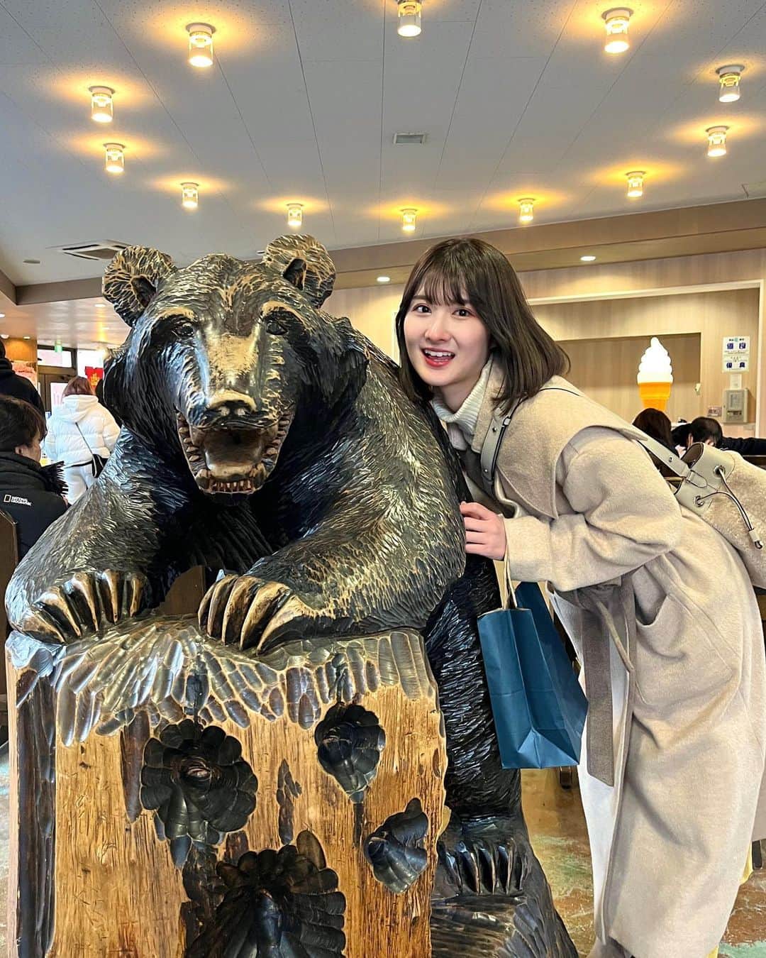 葉月智子のインスタグラム：「. 木彫りの熊🐻  北海道の美味しいものたち🌸 刺身、お寿司、ジンギスカン、稚鮎、ルタオのモンブランなどなど💓  #Chomostagram」