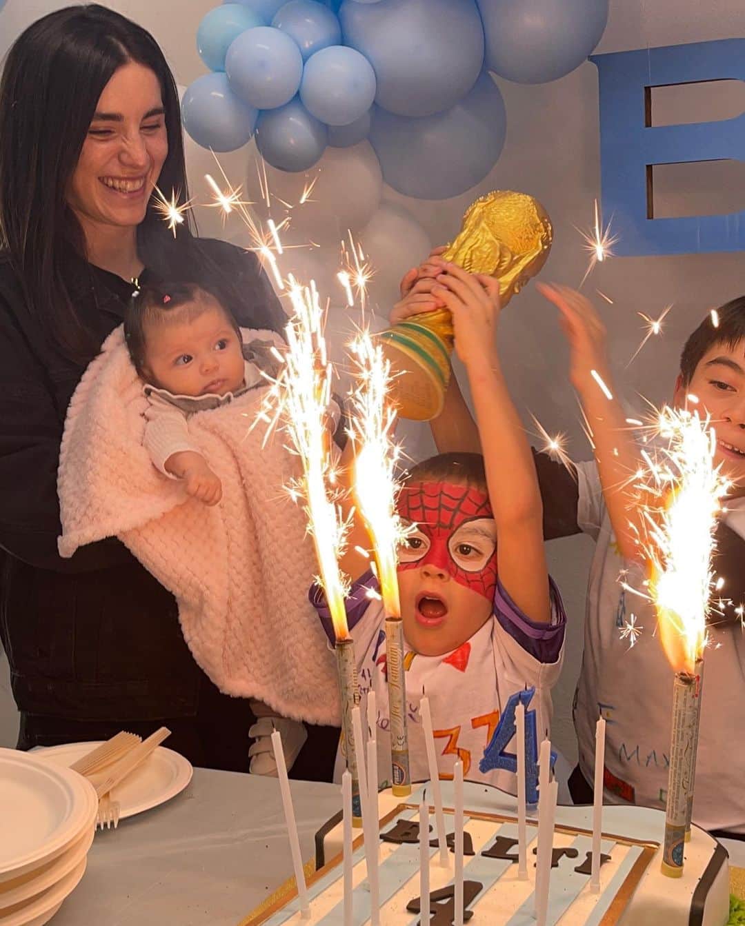 ロベルト・ペレイラのインスタグラム：「Sos un amor, son mis amores.. feliz cumple papito, te amamos como tu intensidad y tu fanatismo 🥹🙏🏾❤️‍🔥」