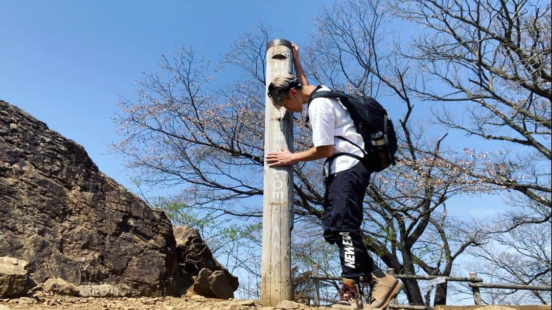 義文のインスタグラム：「日の出山山頂 標高902m  御岳山→武蔵御嶽神社→ロックガーデン→日の出山🏔  今日も踏みしめながら登る事ができて、無事に下山しました🥾  感謝。  #日の出山山頂  #御岳山 #御岳山ロックガーデン #御岳山日の出山 #武蔵御嶽神社 #登山所初心者 #斬波」