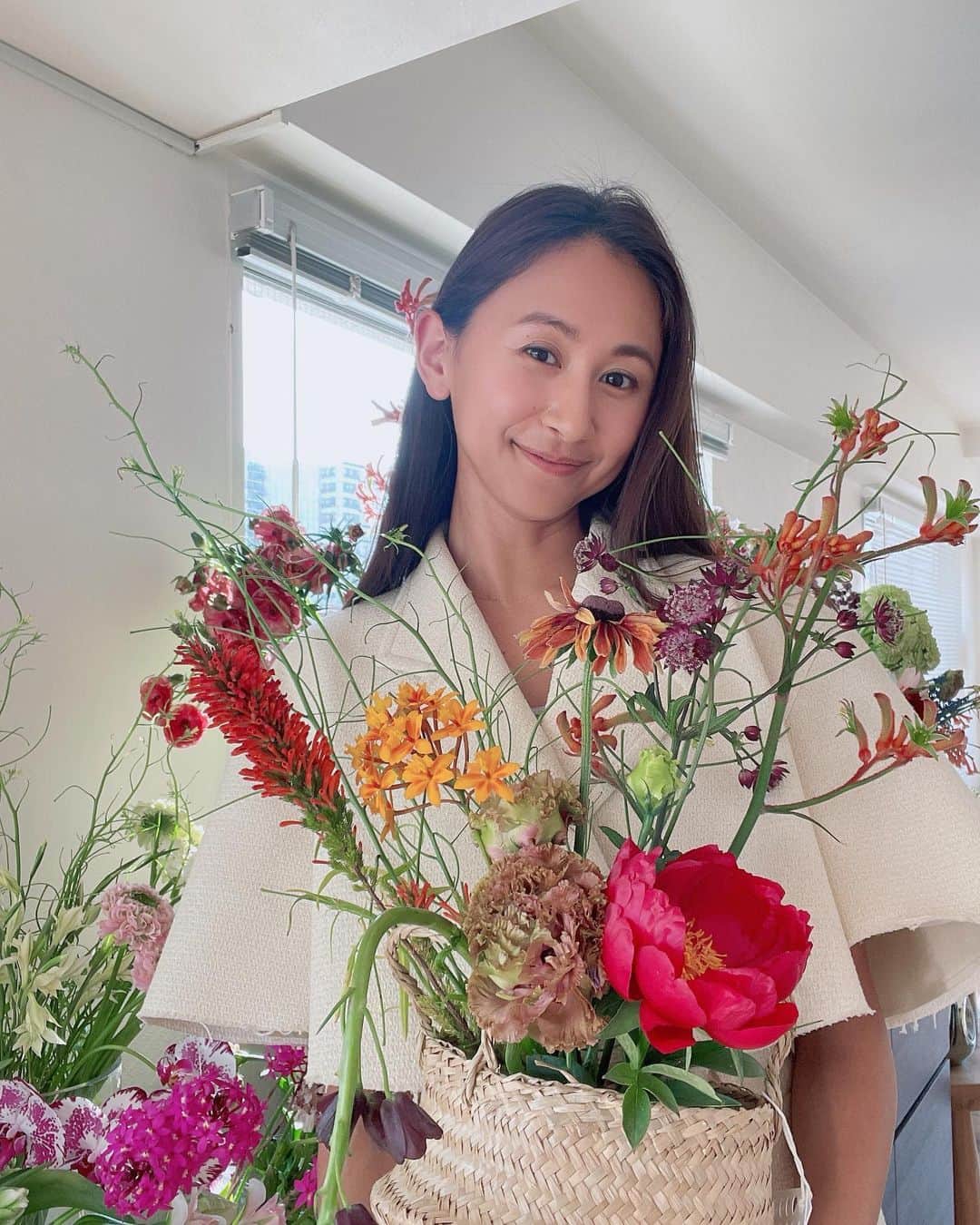 山本まさみさんのインスタグラム写真 - (山本まさみInstagram)「・ ・ 週末開催されたRB顧客様限定の RANDEBOO Flower workshopイベントを開催しました🌸 ⁡ ユーリンチーさんを講師に招き、 みんなでお花を生けました💐☺️ ⁡ 本当に幸せすぎる空間と時間😮‍💨🫶 ⁡ 大好きなお花に囲まれて、 ランデバーの皆さんとわいわい過ごした あの時間は本当に幸でした🫶 来てくださった皆さんありがとうございます！ ⁡ ちなみに私が生けたお花のテーマは 【情熱🔥】いかがでしょうか？w  @randeboo_official  #RBflowerworkshop #RBwith #RANDEBOO」4月4日 20時08分 - masami_macho