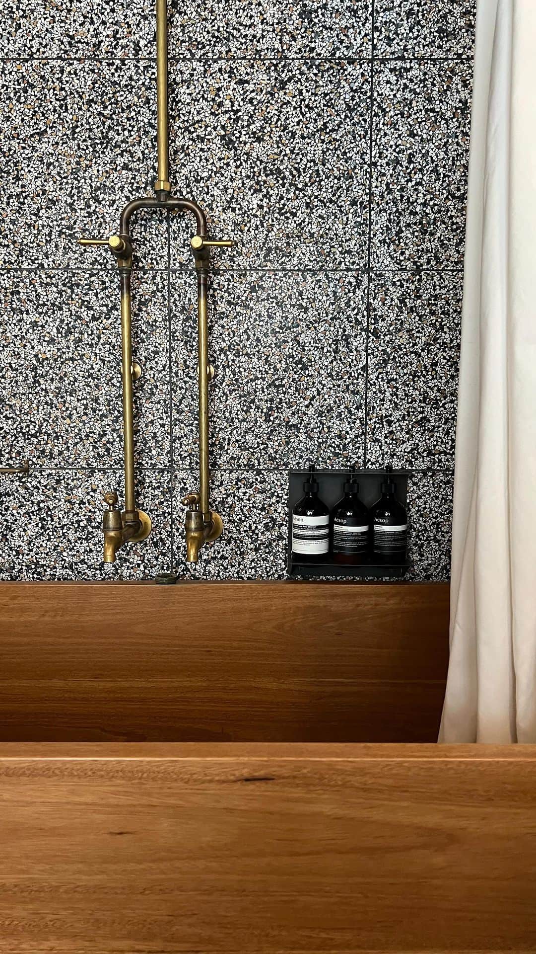 大屋夏南のインスタグラム：「New hotel room tour🪐 ホテルルームツアーシリーズ💫今回はシドニーのパラマウントハウスホテル🦋内装も可愛くてたっぷり光が入る部屋✨大人気の1階と屋上のカフェも美味しくてオススメだし、隣には我々夫婦イチオシのレストランPolyが🫶🏼エリア的にも便利で徒歩圏内で行けるカフェやレストラン、お店も充実してます👌🏼」