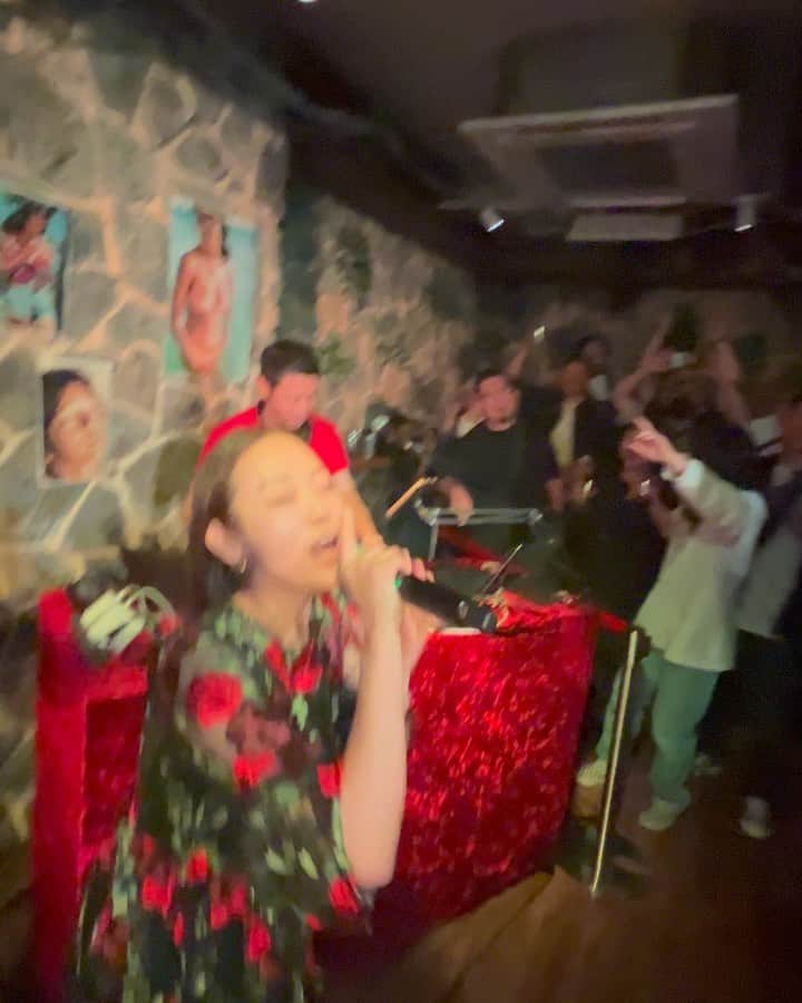ZEN-LA-ROCKのインスタグラム：「週末の現場は色々凄過ぎました🥹 『スナックはせべ』はほぼ記憶がありませんが。。。 嶋野百恵姉さん凄かったす🗣️ 学大『月極』での @dokkoi_active 氏の個展も最&高でした‼️ 素敵な絵も入手✅✅✅ 皆様に感謝ーーーっ🙏🏽🙏🏽🙏🏽」
