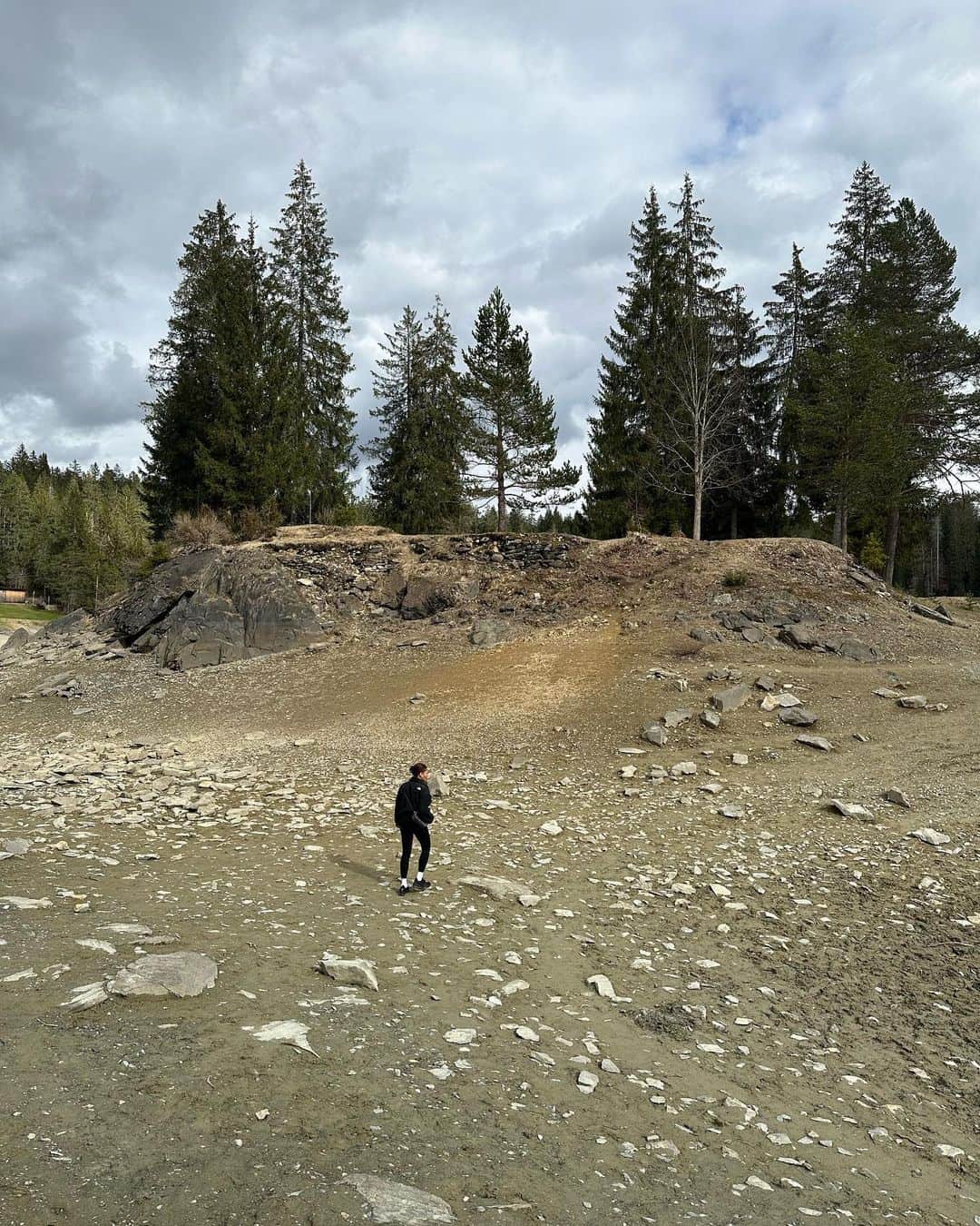 エイヨシャ・カレーのインスタグラム：「The road less traveled.」
