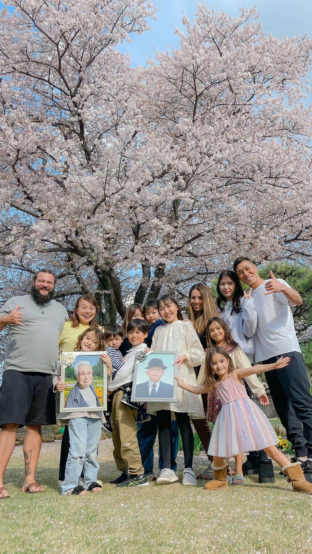 かなのインスタグラム：「一週間の思い出たっっっくさん🥹🩷 あっという間だったけど ほぼ毎日会えた🥰 ． みんな私の大好きで大切な家族🩷 またすぐに会えますように😭🌈🌺 ． ． #大好き#家族#思い出#仲良し家族#宝物#mylove#mylife#myfamily」