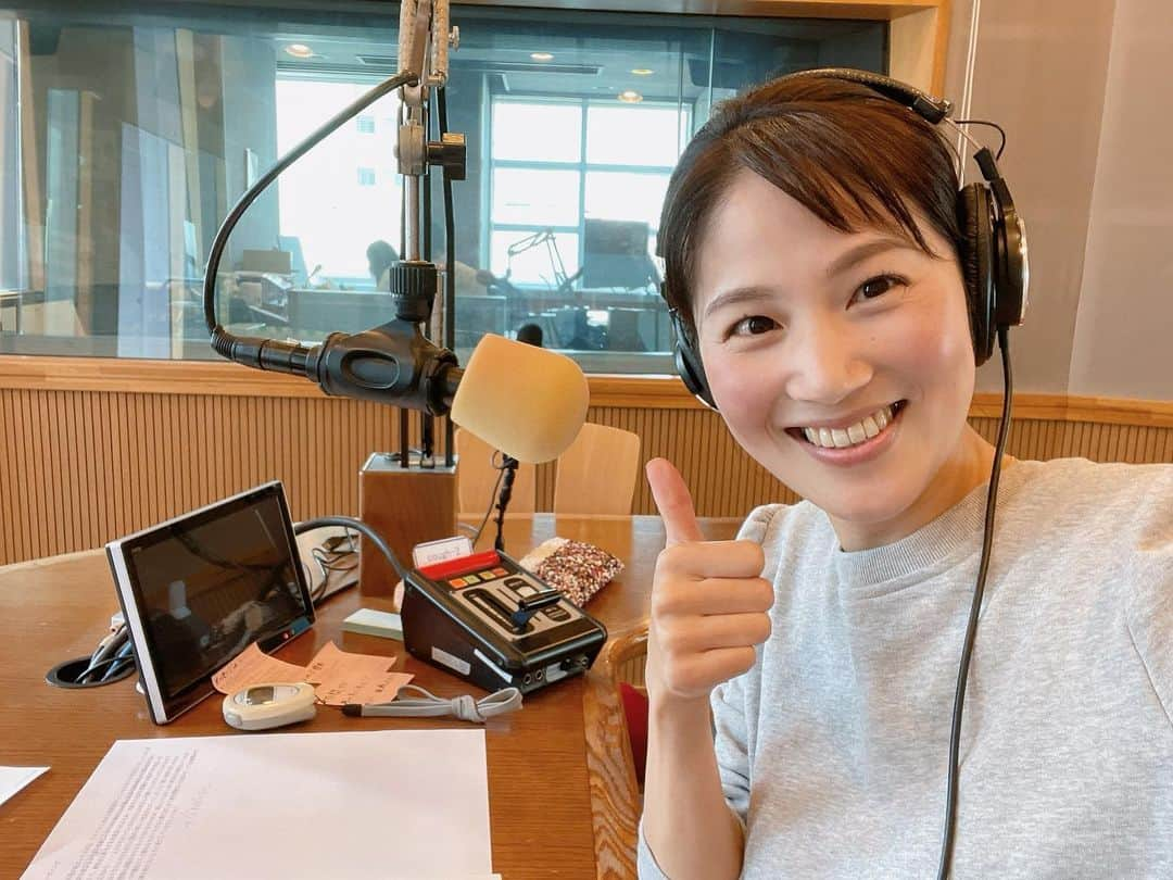 杉岡沙絵子のインスタグラム：「📻♬💕 　 K-MIX GOOD-TIE! 無事月・火曜日お届けすることができました〜！！ 　 楽しくて楽しくてあーっという間の3時間半！ たっっくさんのメッセージが届き 今日も分厚いメッセージの束ができました😭✨ 　 明日はまなみんにバトンタッチ🙌 どんな放送になるか楽しみです💕 お家でゆったり、リスナーとして 聴かせていただきます🥰 　 　 ・ ・ #kmix#グッティ#ラジオ #ラジオパーソナリティー #フリーアナウンサー #九花さんからお花が届いてびっくり😭✨ #九花#男前山口さん」