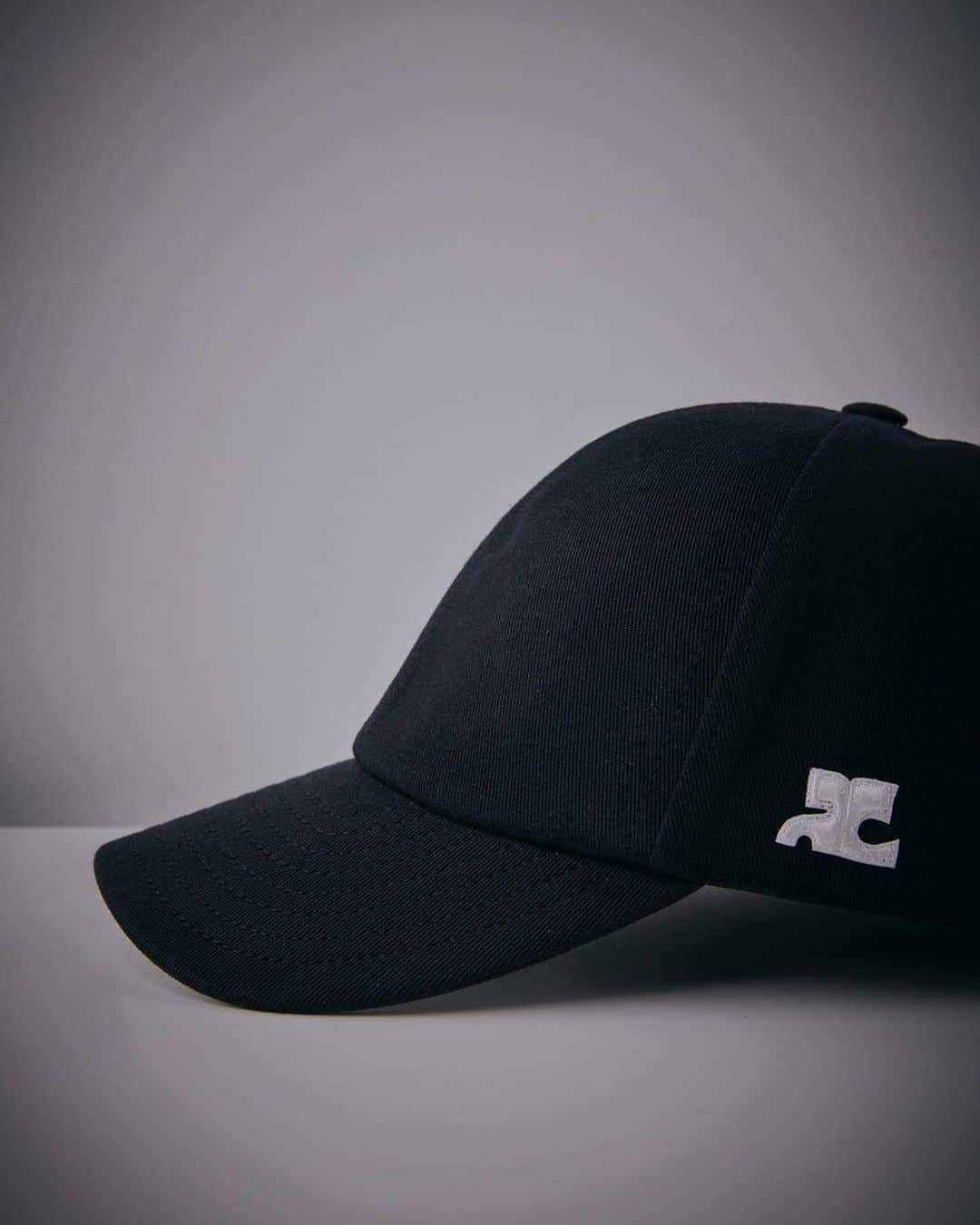 のインスタグラム：「【courrèges】>>> New Arrivals  courrèges 2023 Spring/Summer collection  ☑︎ COTTON SIGNATURE CAP  ◼︎RESTIR BOUTIQUE  ◼︎RESTIR ONLINE STORE IN STORE NOW  #mens #ss23 #RESTIR #courreges」