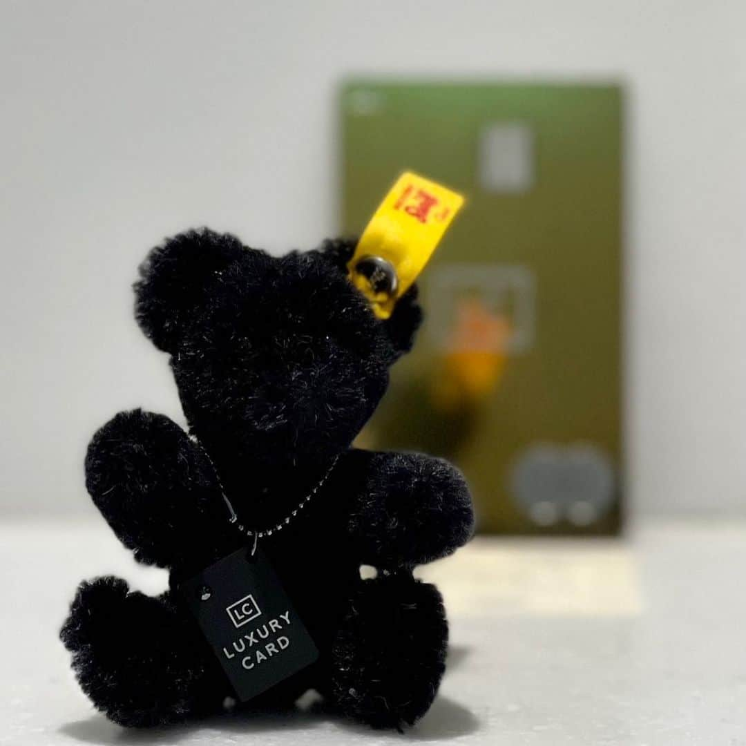 Luxury Card Japanさんのインスタグラム写真 - (Luxury Card JapanInstagram)「【可愛すぎる🥰他の写真も見たい方は「テディ」とコメントしてね！】  ご好評につき完売したLC×Steiffのコラボレーション 「Black Diamond特注チャーム付きキーリングテディベア」。  残念ながらご購入できなかった方のために、社長が撮影した可愛いテディベアを大公開！ お持ちの方は是非、ラグジュアリーカードと一緒に撮って投稿してみてください😊  . ▶ラグジュアリーカードについてもっと知りたい方は @luxurycardjapan のプロフィールリンクからご覧いただけます。  ほかにも、期間限定優待やトラベル・ダイニング・ライフスタイル優待を毎日更新中！ .   #steiff #steiffbear #teddybear #teddy #steiffteddy #テディベア #テディ #シュタイフ #シュタイフベア #シュタイフテディベア #プレゼント #ギフト #カップル #お揃い #子ども向け #ぬいぐるみ #キーリングチャーム #アクセサリー #グッズ #ストラップ #ゴールドカード #ブラックカード #チタンカード #クレジットカード #クレカ #ラグジュアリーカード」4月4日 20時20分 - luxurycardjapan