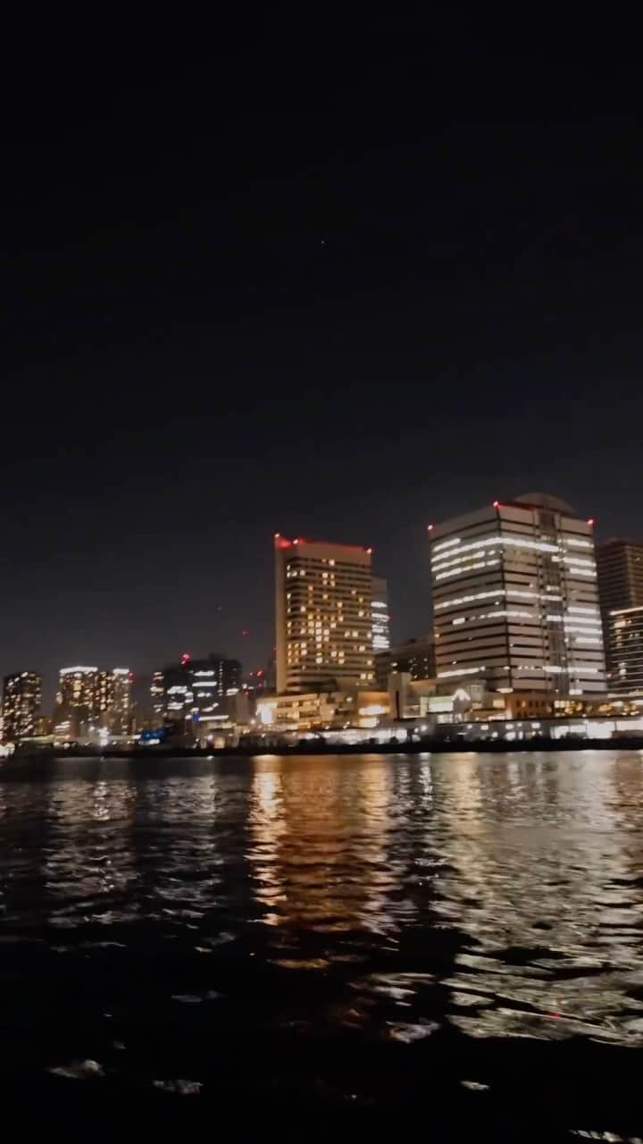 岡田万里奈のインスタグラム：「. . . . アーバンナイトフィッシング🌃 . 夜の海で釣りしてると、 東京もつくづく捨てたもんじゃないなと思えます。 . 夜景が綺麗で見惚れる😌 . . . #東京湾 #シーバス #シーバス釣り #東京湾奥シーバス #東京湾シーバス #船長 #プレジャーボート #夜景 #夜景スポット #釣りスタグラム#釣り好きな人と繋がりたい #釣り女子 #釣りガール #fishing #fishingislife#fishinglures  #seabass #seabassfishing #seabassgame  #fishingboat #fishinggirls #boatlife #ladyangler」