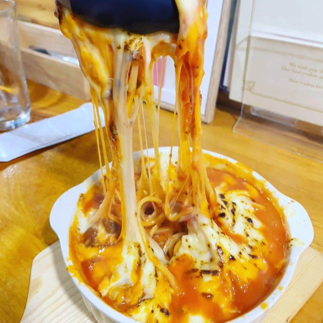 秋本ゆかりさんのインスタグラム写真 - (秋本ゆかりInstagram)「太宰府市のイタリアンのお店「ITAtoWA(イタトワ)」🇮🇹  チーズたっぷり溶岩パスタ🍝はぐつぐつとろ〜り🧀 チーズが伸びる伸びる〜🌀  エビのトマトクリームパスタもエビの旨みが濃厚でおいしい☺️ もちもちの生パスタもgoodです👍  今回は単品注文しましたが、 ランチセットは、サラダにパスタ、プチデザートがついて、税込1000円とリーズナブル✨  デザートは、今はメニューに載っていない、半生チーズコッタをタイミングよく食べられました😊 ハチミツで食べたり、塩で食べたり、ワインにも合うデザート🍾おいしぃ〜🤤 要望が多ければ、復活するかもって！  コーヒーはマグカップでたっぷりと😊 普通の2杯分はありそう☕️☕️ 本当に良心的なお店です🙌  優しい店主がお一人でされているので、予約がおすすめです✨  . ∞∞∞∞∞∞∞∞∞∞∞∞∞∞∞∞∞∞∞ ☑︎ITAtoWA(イタトワ) ☑︎太宰府市坂本2-1-1 ☑︎11:30〜14:00/18:00〜22:00 ☑︎日・月定休日 ☑︎駐車場1台あり ∞∞∞∞∞∞∞∞∞∞∞∞∞∞∞∞∞∞∞  . #太宰府グルメ#太宰府イタリアン#太宰府ランチ#太宰府パスタ#福岡グルメ #チーズたっぷり溶岩パスタ#溶岩パスタ #都府楼前駅から徒歩3分#大宰府政庁跡近く」4月4日 20時22分 - akimoto_yukari