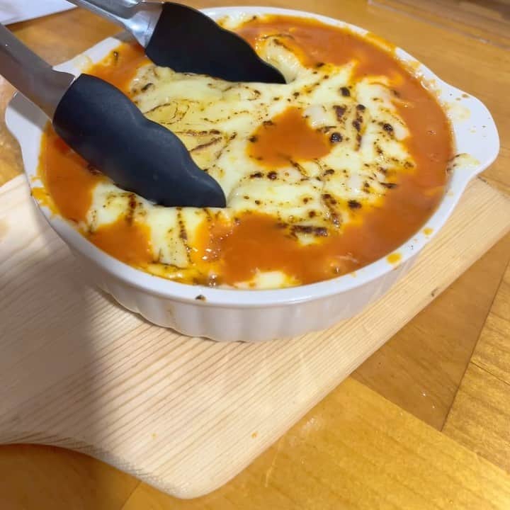 秋本ゆかりのインスタグラム：「太宰府市のイタリアンのお店「ITAtoWA(イタトワ)」🇮🇹  チーズたっぷり溶岩パスタ🍝はぐつぐつとろ〜り🧀 チーズが伸びる伸びる〜🌀  エビのトマトクリームパスタもエビの旨みが濃厚でおいしい☺️ もちもちの生パスタもgoodです👍  今回は単品注文しましたが、 ランチセットは、サラダにパスタ、プチデザートがついて、税込1000円とリーズナブル✨  デザートは、今はメニューに載っていない、半生チーズコッタをタイミングよく食べられました😊 ハチミツで食べたり、塩で食べたり、ワインにも合うデザート🍾おいしぃ〜🤤 要望が多ければ、復活するかもって！  コーヒーはマグカップでたっぷりと😊 普通の2杯分はありそう☕️☕️ 本当に良心的なお店です🙌  優しい店主がお一人でされているので、予約がおすすめです✨  . ∞∞∞∞∞∞∞∞∞∞∞∞∞∞∞∞∞∞∞ ☑︎ITAtoWA(イタトワ) ☑︎太宰府市坂本2-1-1 ☑︎11:30〜14:00/18:00〜22:00 ☑︎日・月定休日 ☑︎駐車場1台あり ∞∞∞∞∞∞∞∞∞∞∞∞∞∞∞∞∞∞∞  . #太宰府グルメ#太宰府イタリアン#太宰府ランチ#太宰府パスタ#福岡グルメ #チーズたっぷり溶岩パスタ#溶岩パスタ #都府楼前駅から徒歩3分#大宰府政庁跡近く」